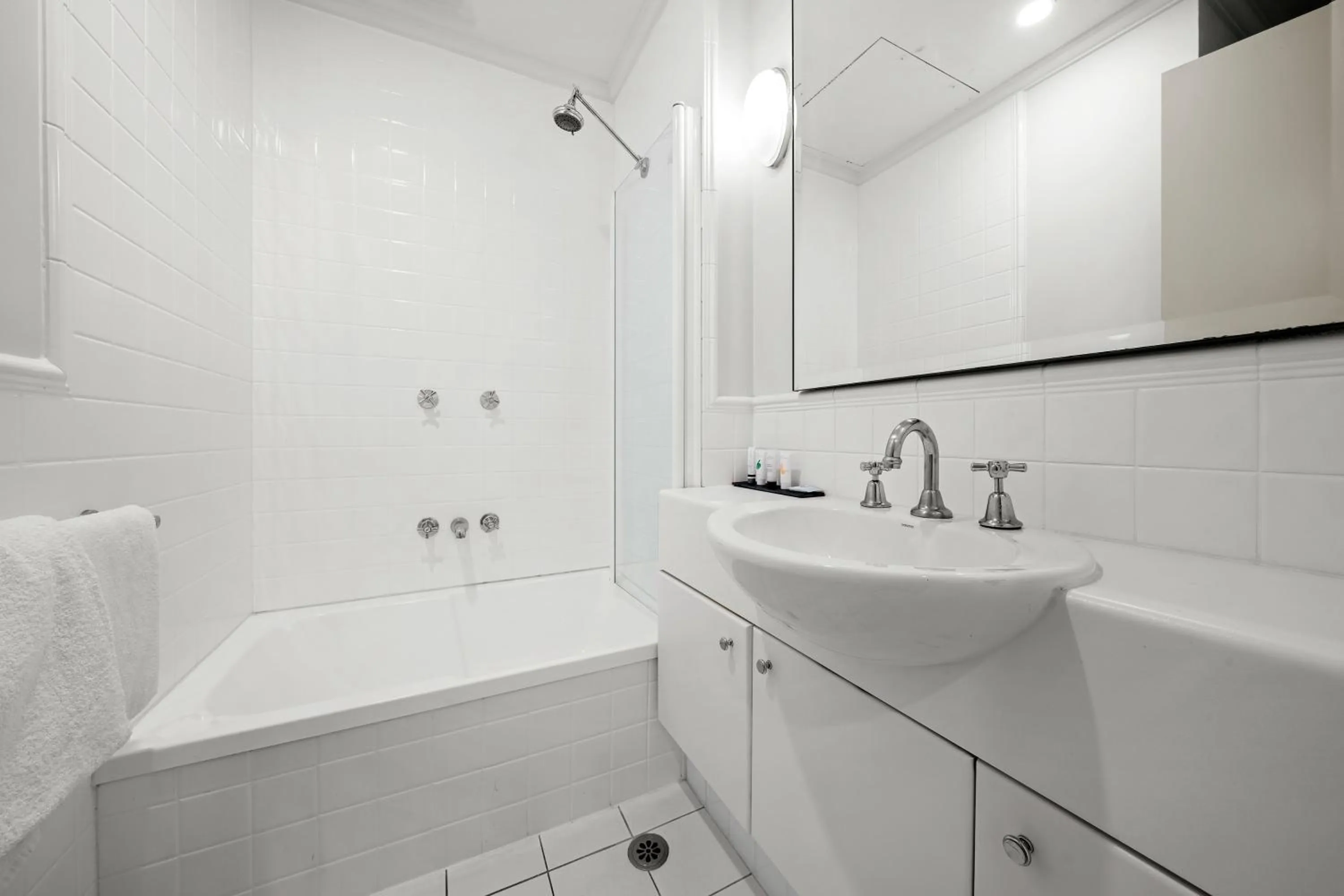 Bathroom in Comfort Apartments Melbourne Central