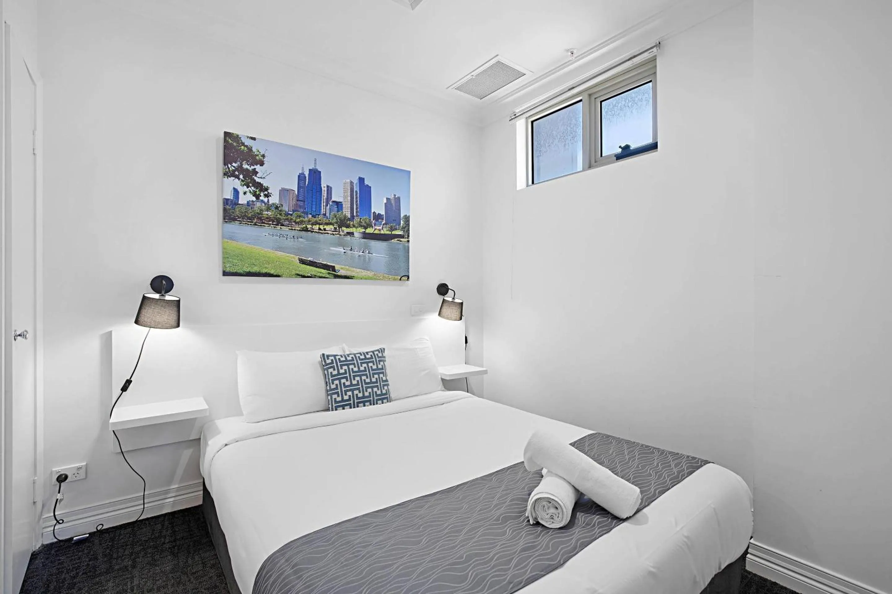 Bedroom, Bed in Comfort Apartments Melbourne Central