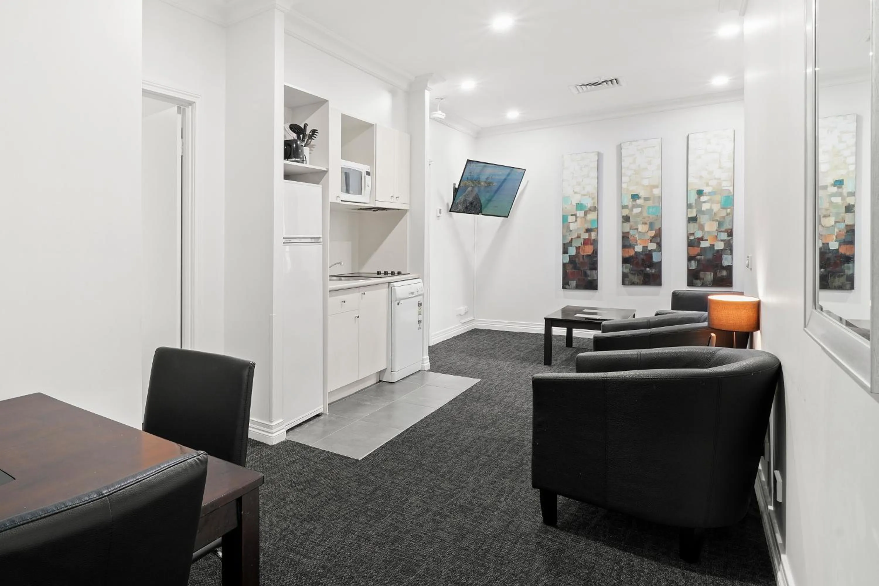 Kitchen or kitchenette in Comfort Apartments Melbourne Central