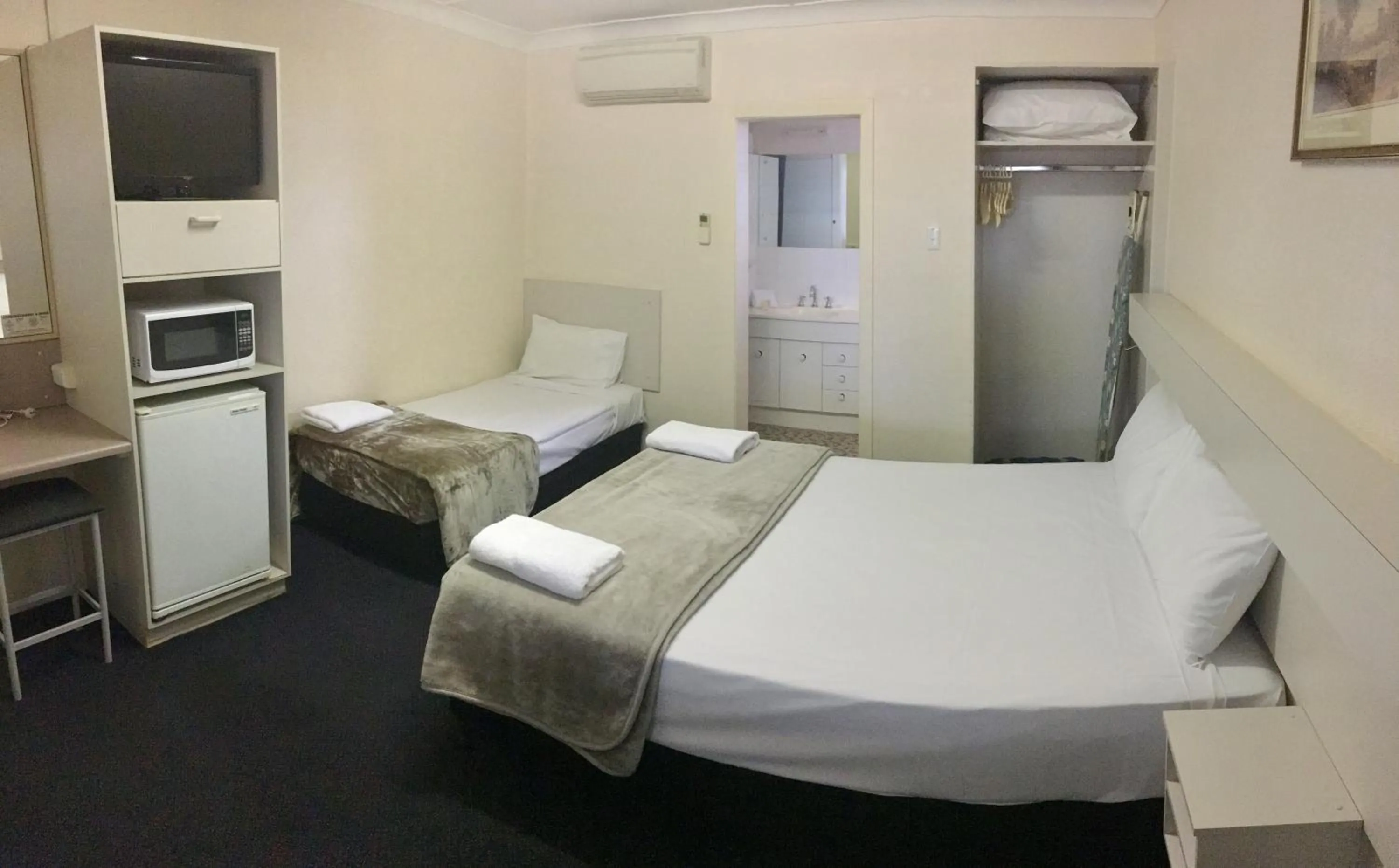 Bed in Balonne River Motor Inn