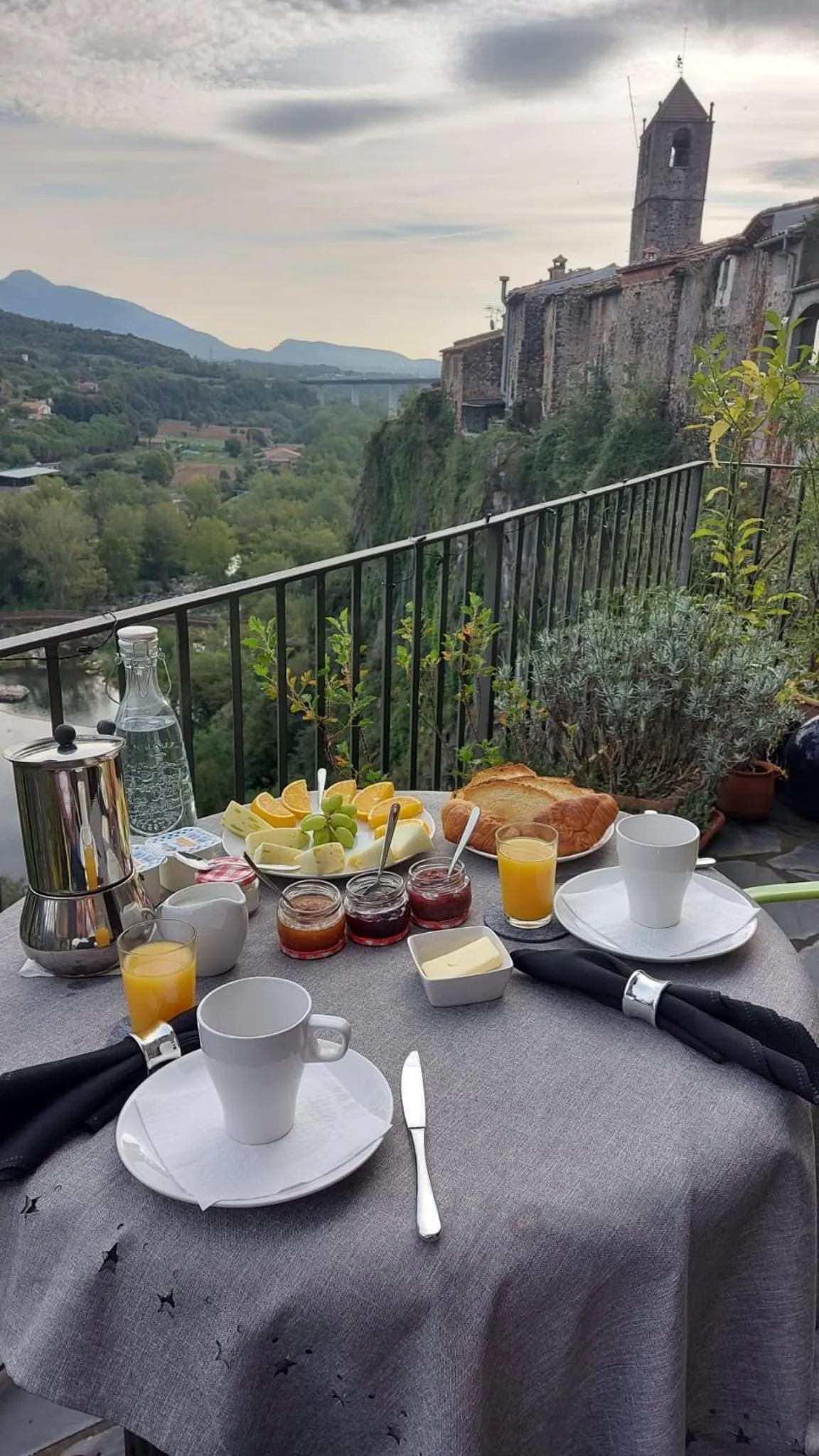 Mountain view in Cala Clareta