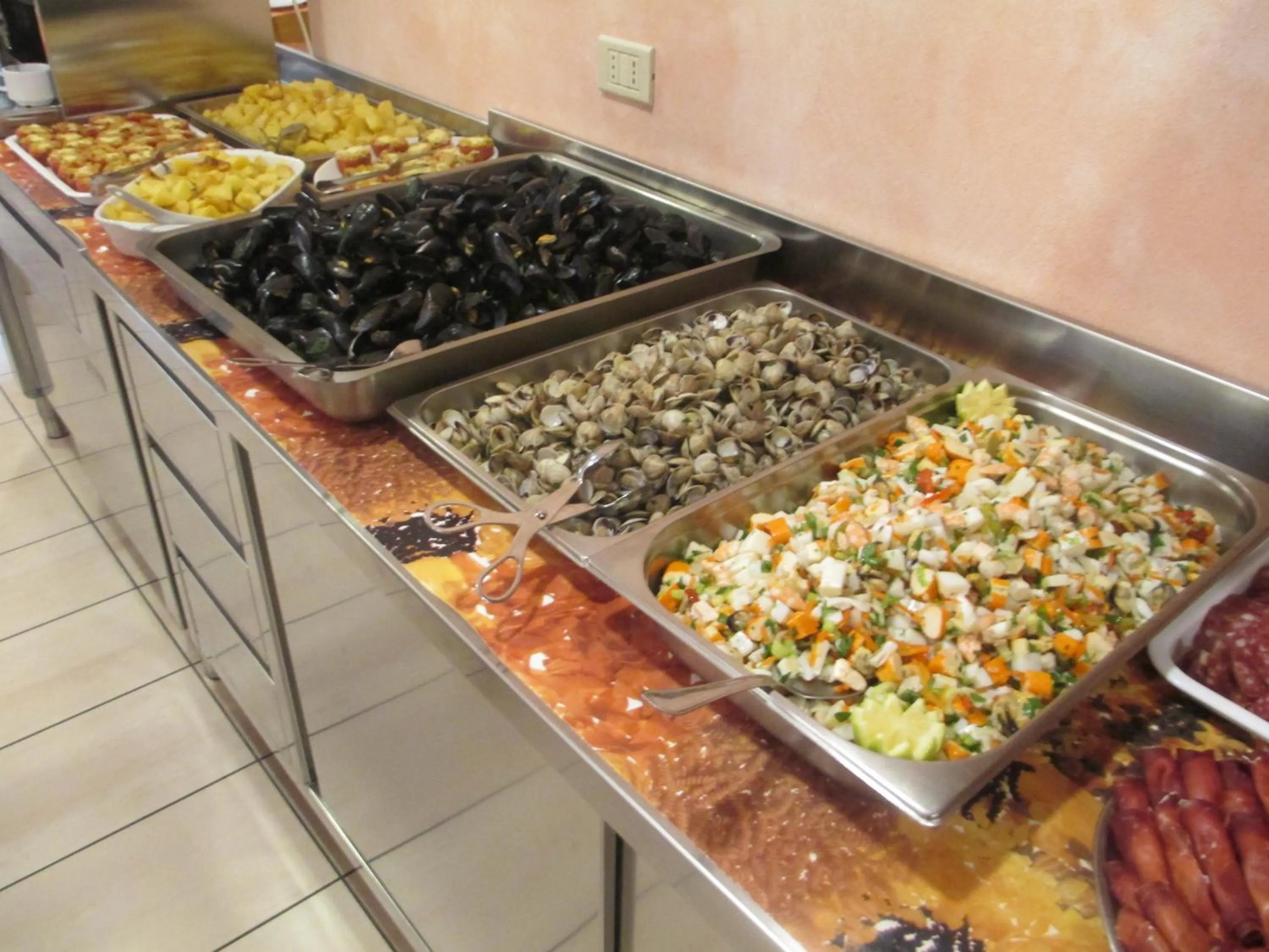 Restaurant/places to eat in Hotel Smile