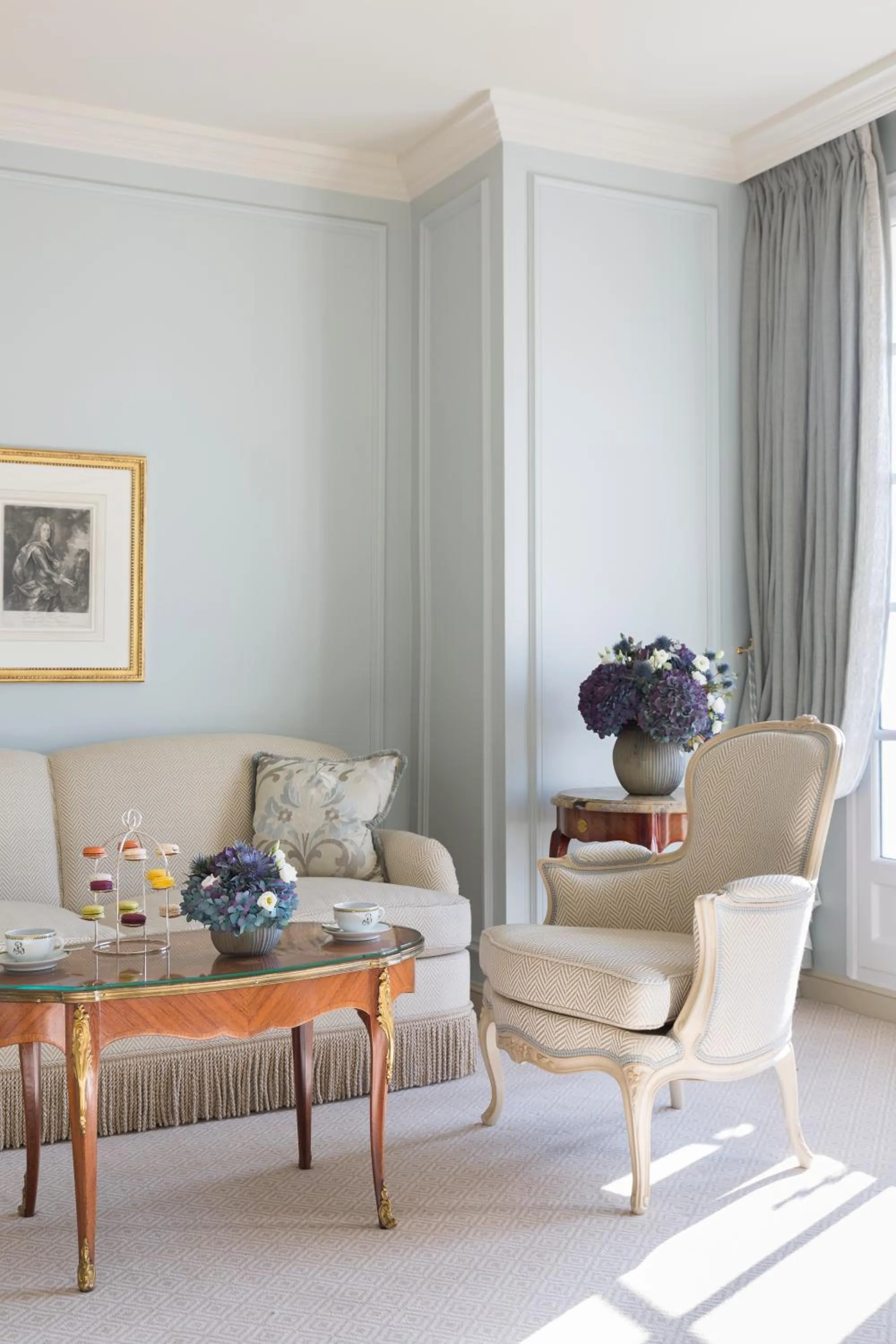 Living room in Le Bristol Paris, Oetker Hotels