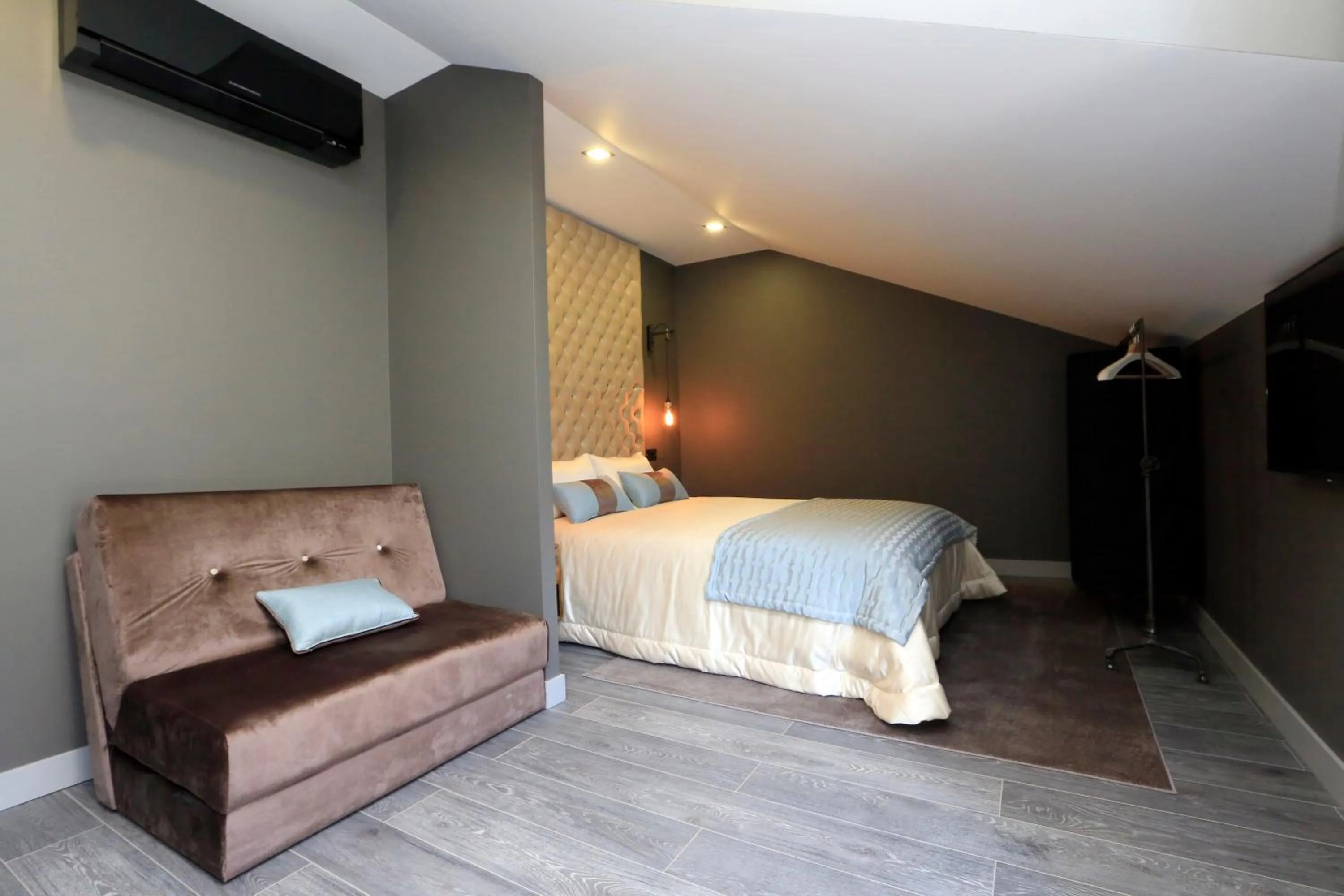 Photo of the whole room, Bed in Charm Flats