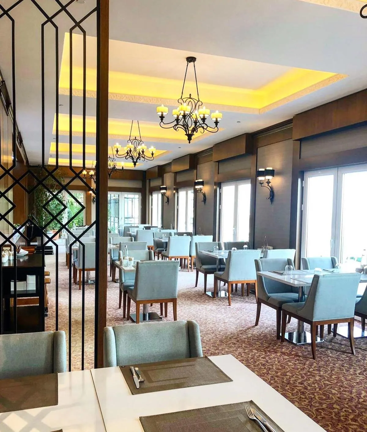 Restaurant/places to eat in Mell Hotel
