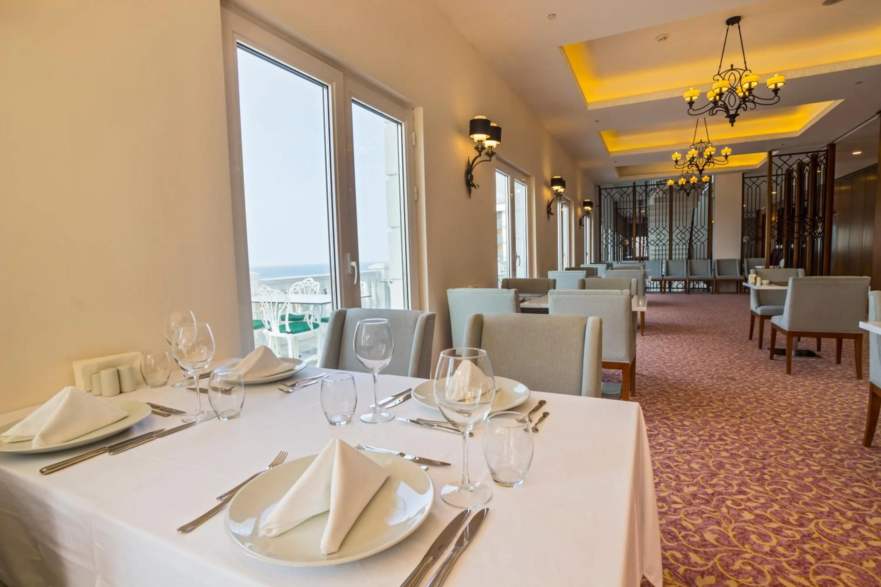 Restaurant/places to eat in Mell Hotel