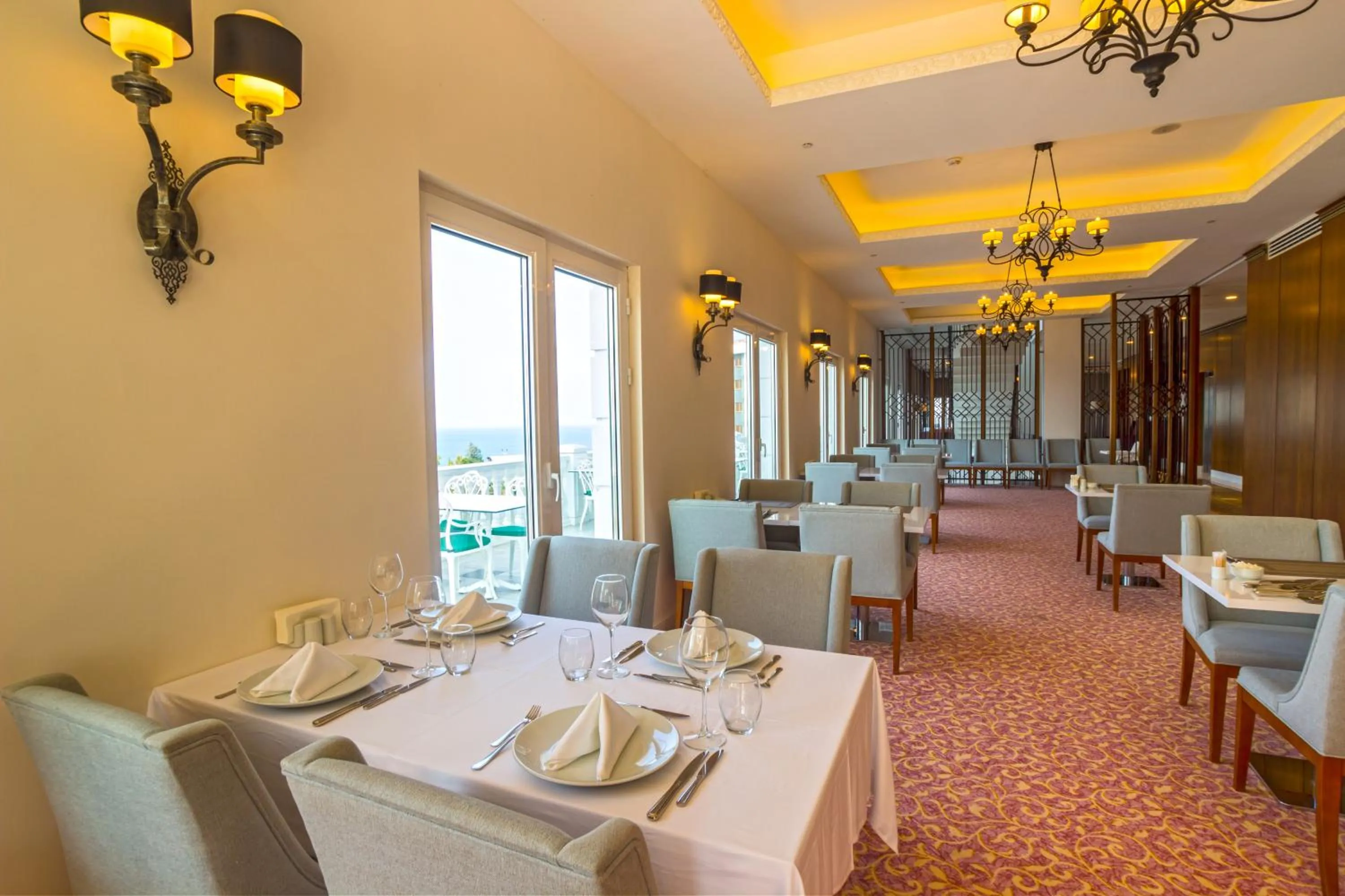 Restaurant/places to eat in Mell Hotel