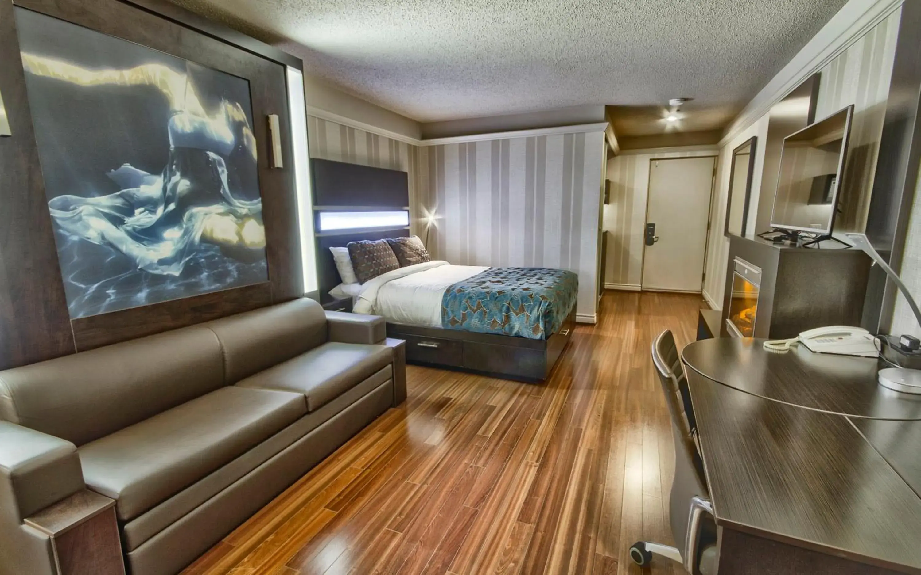 Modern room, 1 Queen bed and 1 Queen Murphy bed with Fireplace - Interior View in Hôtel Québec Inn par JARO Modern room, 1 Queen bed and 1 Queen Murphy bed with Fireplace - Interior View in Hôtel Québec Inn par JARO