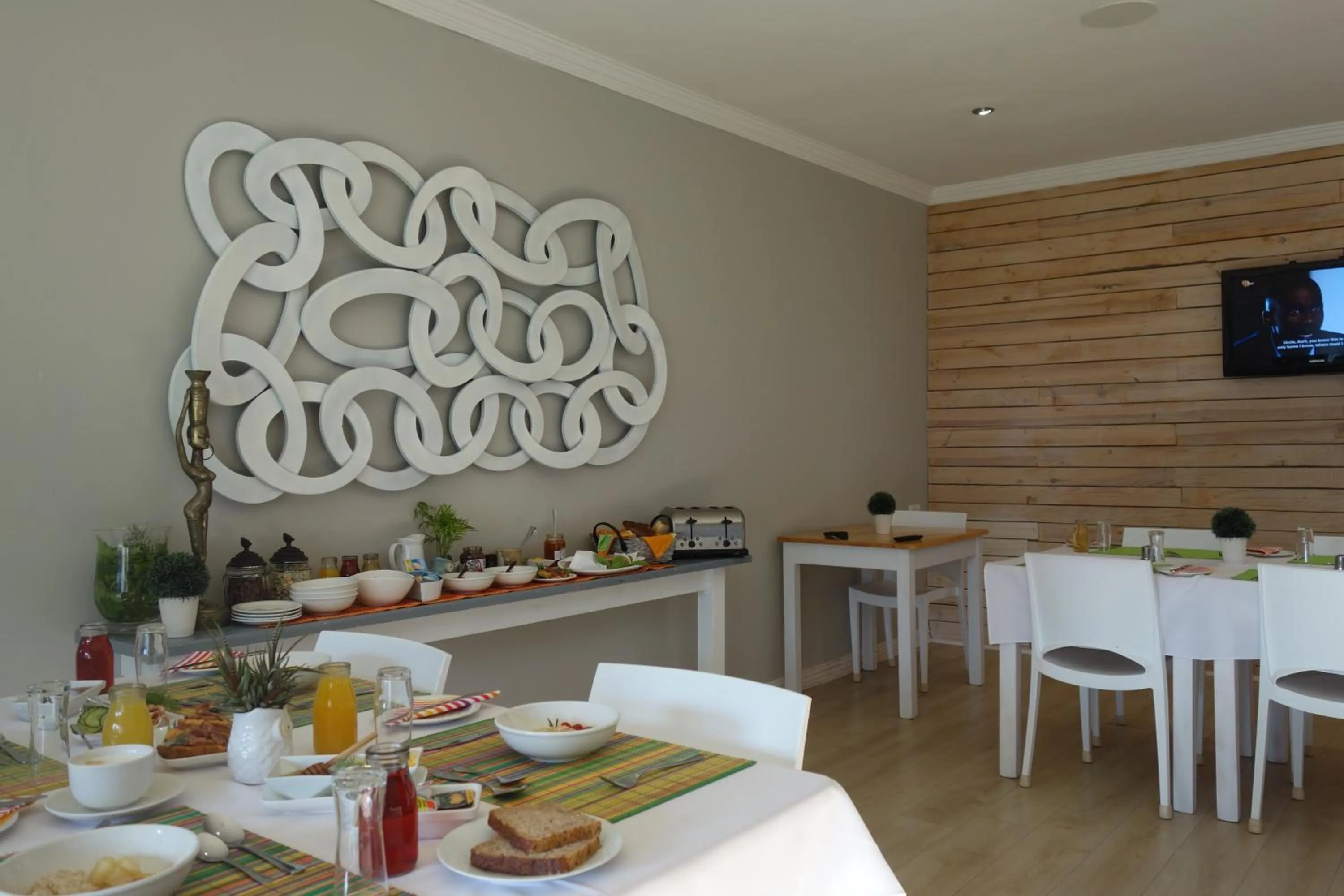 Dining area in Two Fat Owls Guesthouse