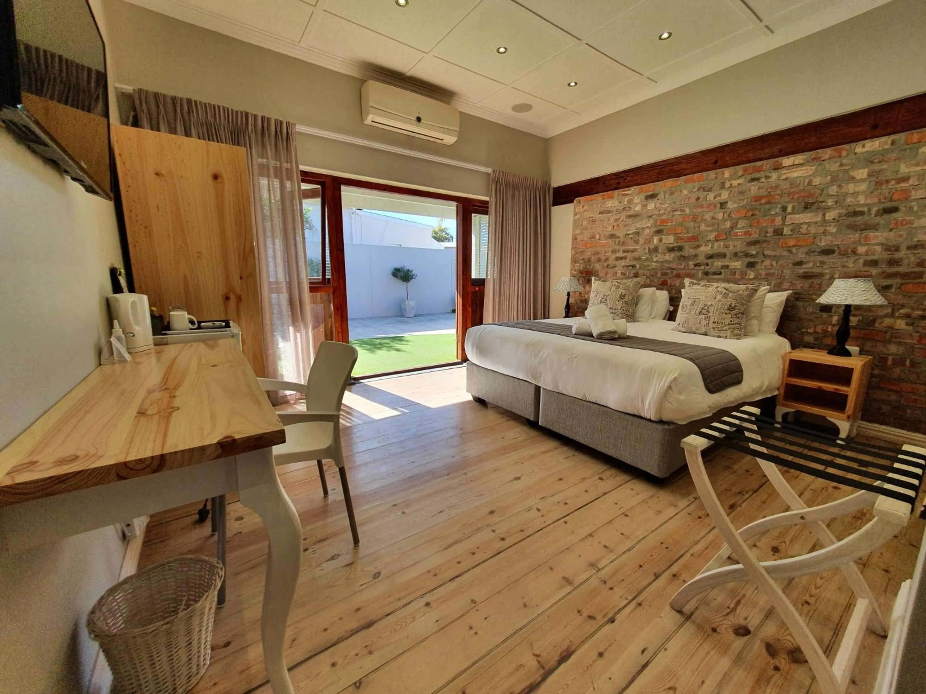 Photo of the whole room, Bed in Two Fat Owls Guesthouse