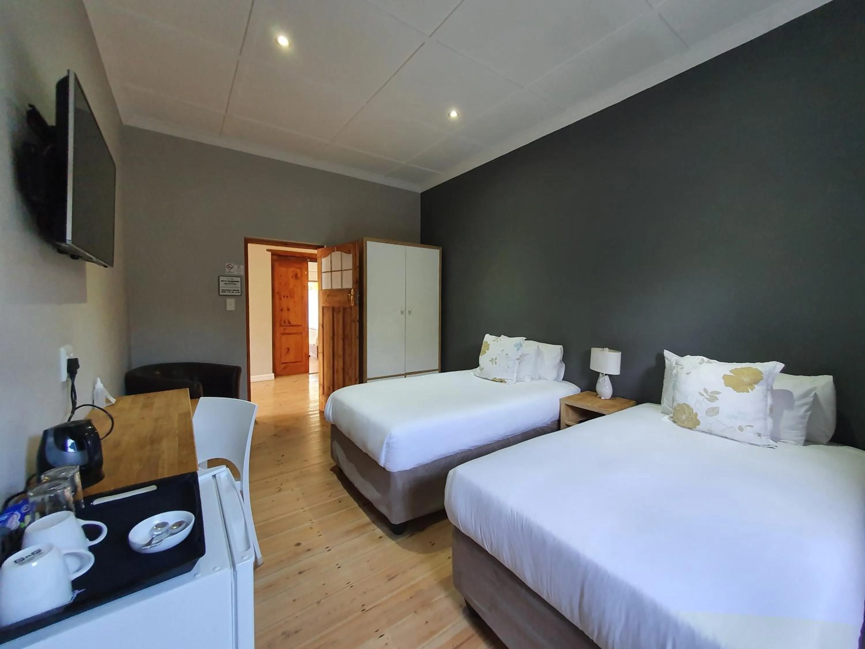 Coffee/tea facilities, Bed in Two Fat Owls Guesthouse