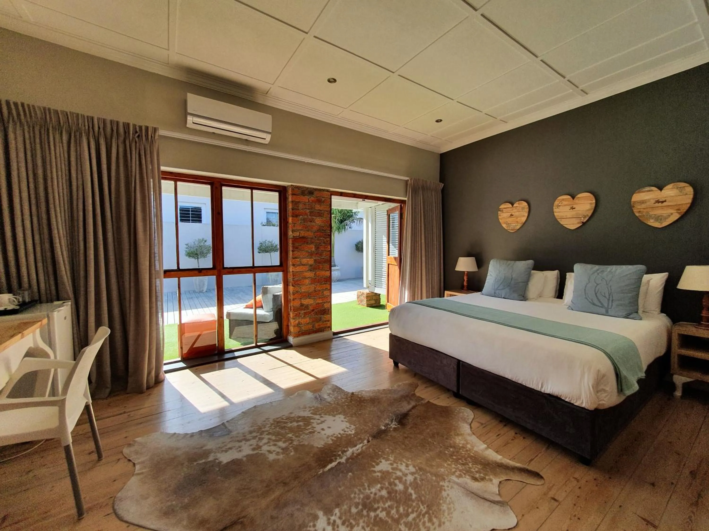 Photo of the whole room, Bed in Two Fat Owls Guesthouse