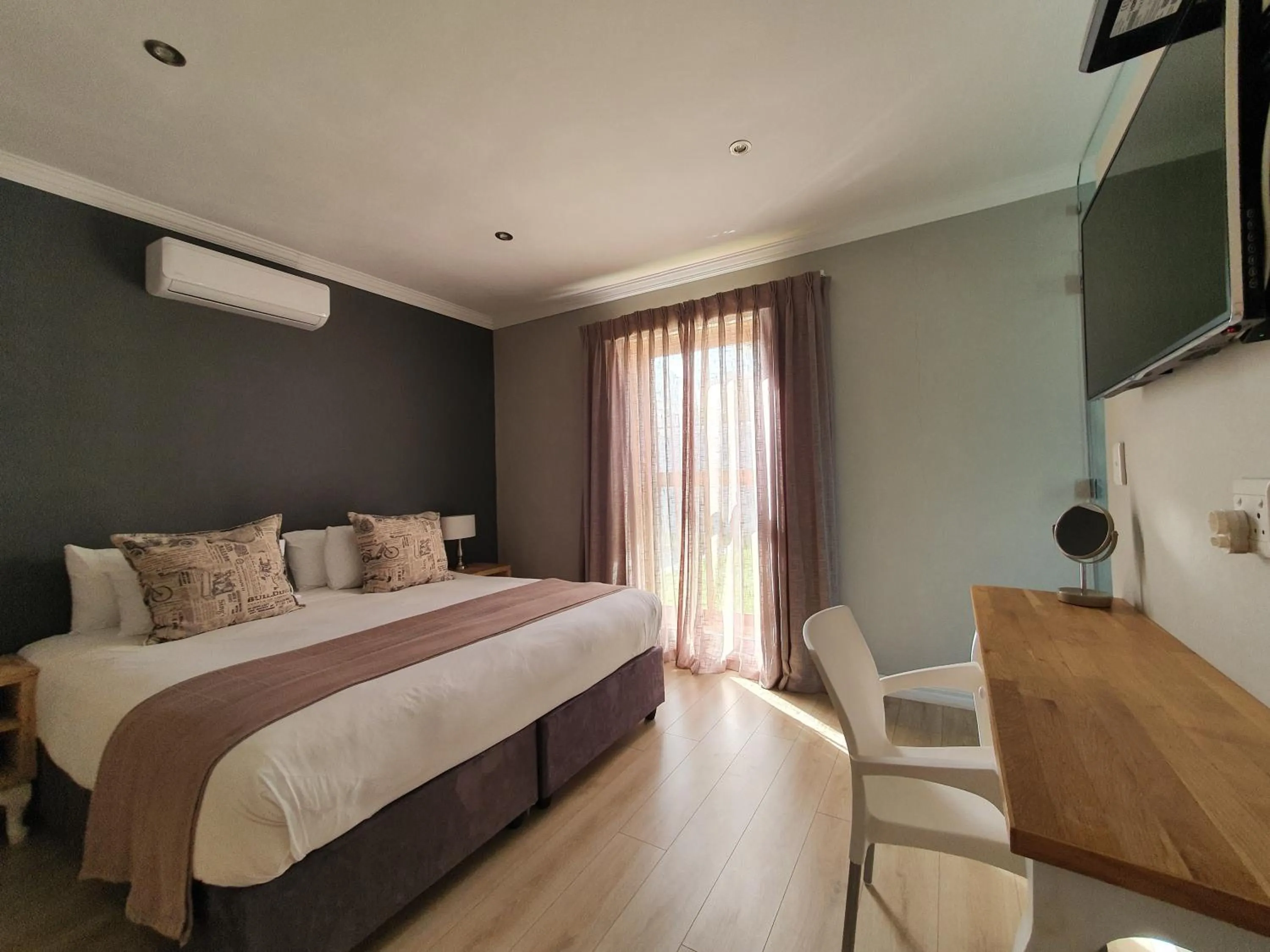 Bed in Two Fat Owls Guesthouse