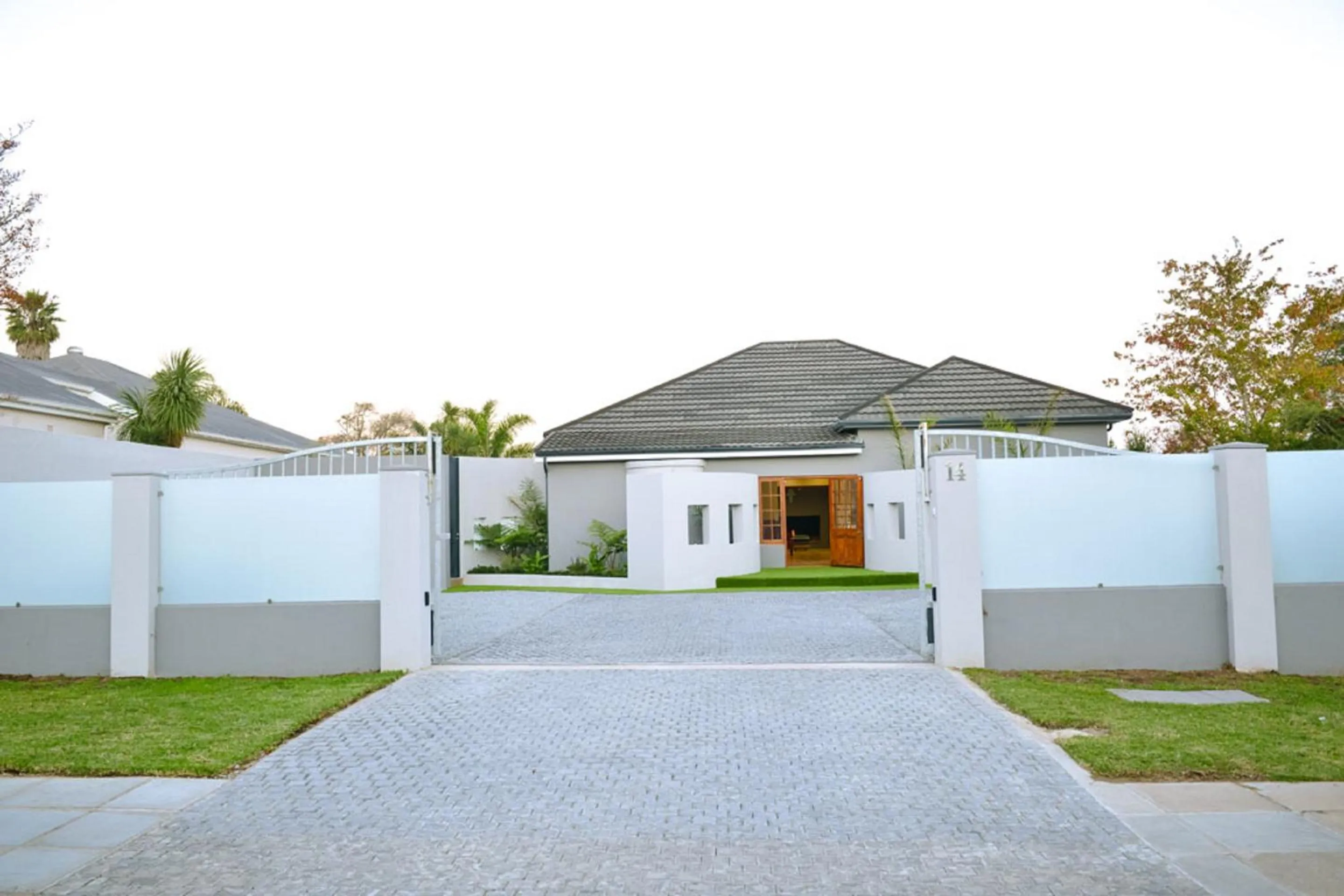 Facade/entrance in Two Fat Owls Guesthouse