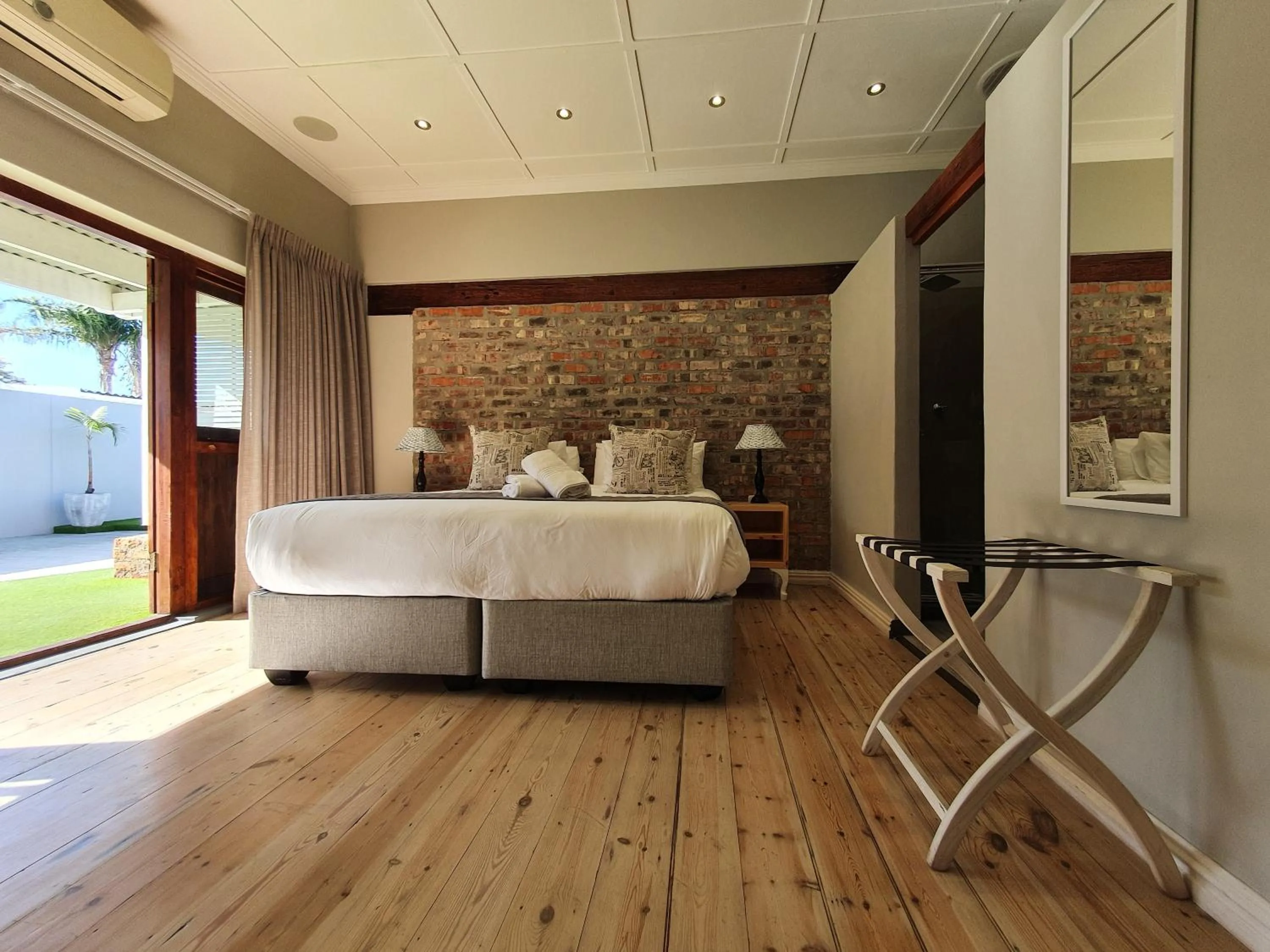 Bed in Two Fat Owls Guesthouse