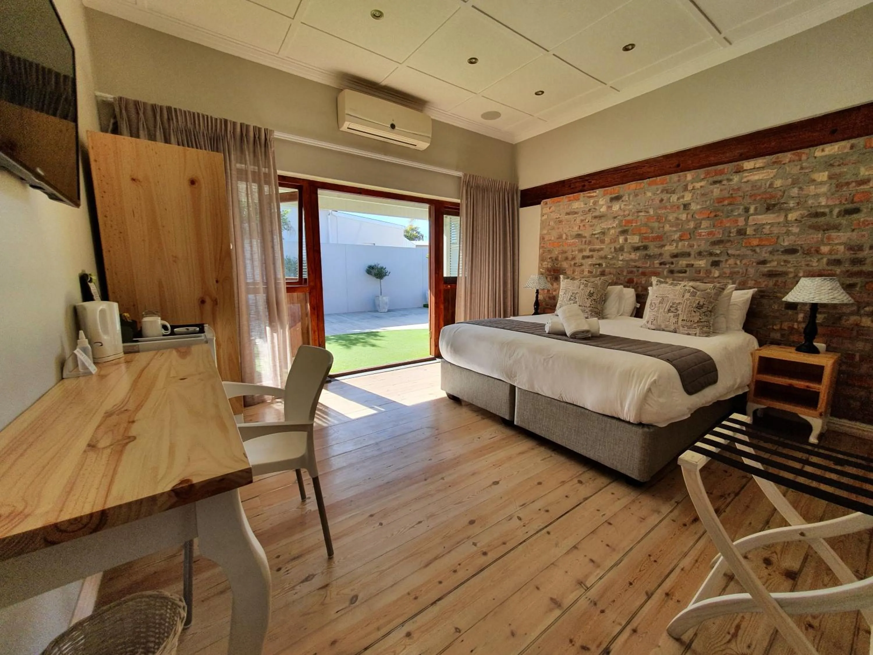 Photo of the whole room, Bed in Two Fat Owls Guesthouse