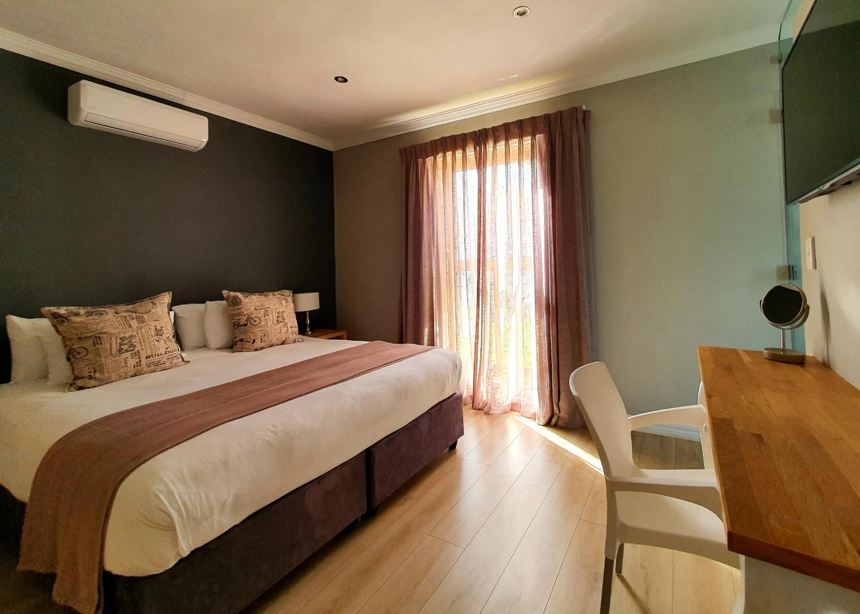 Bedroom, Bed in Two Fat Owls Guesthouse