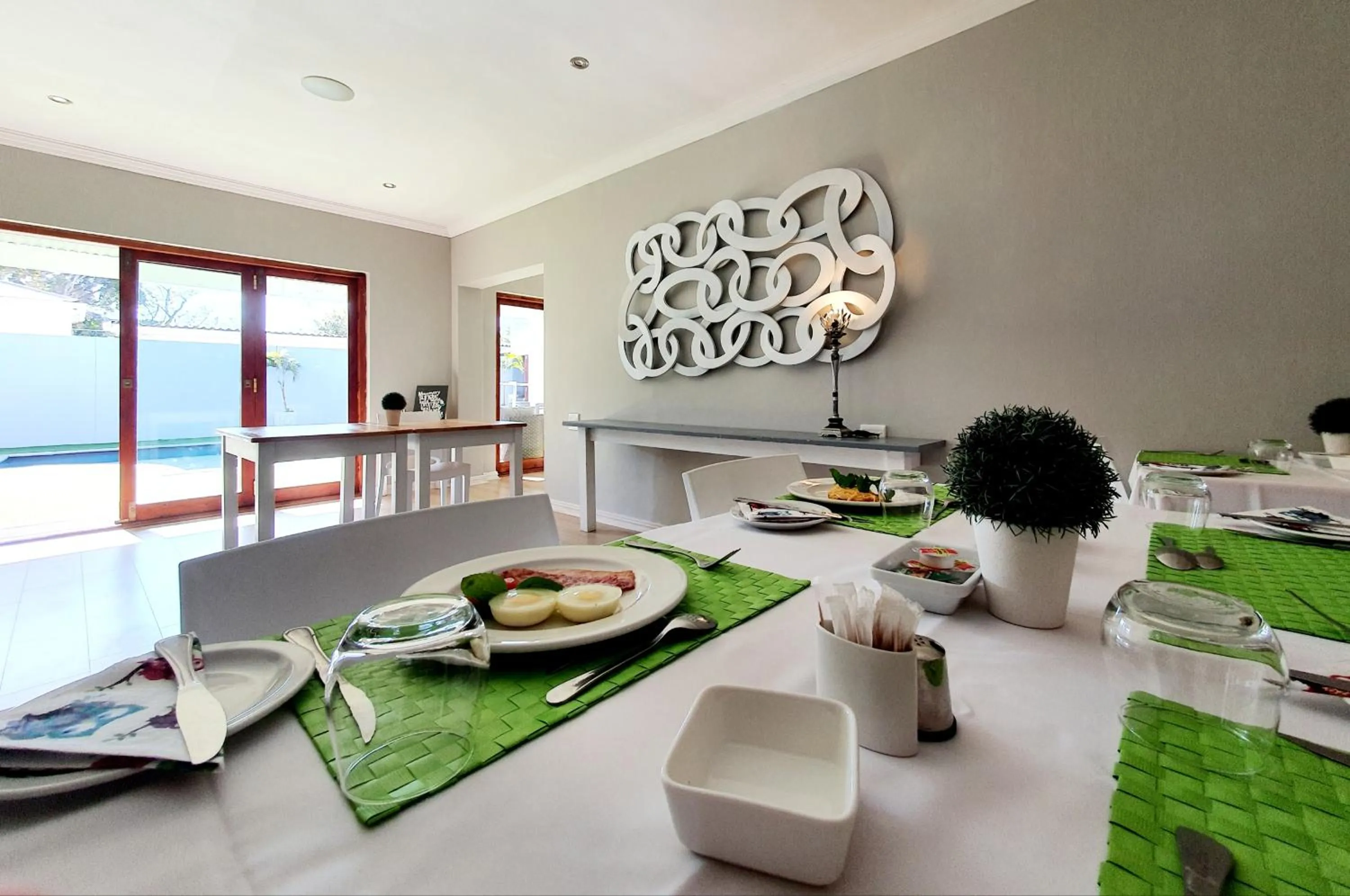 Dining area in Two Fat Owls Guesthouse