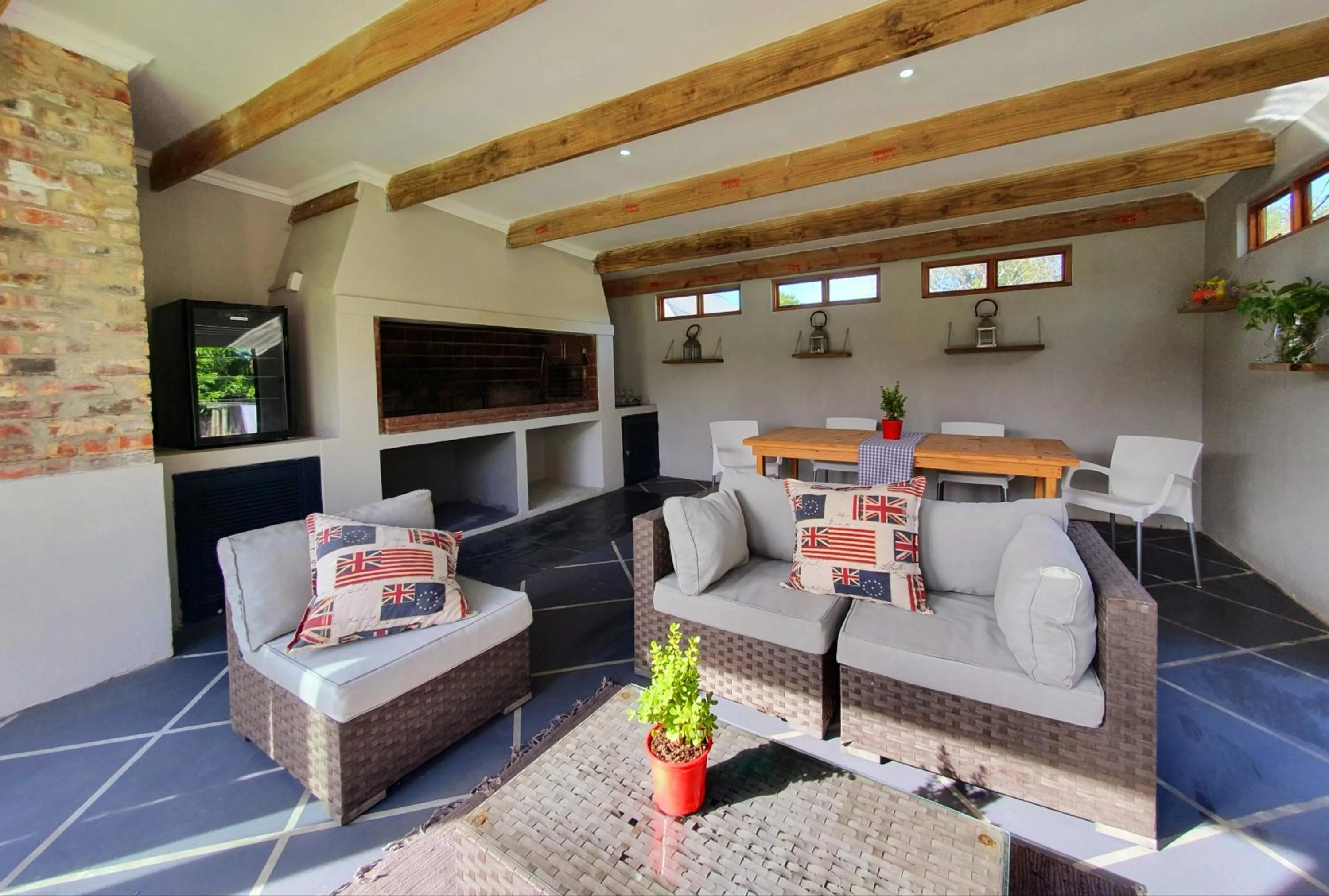 BBQ facilities in Two Fat Owls Guesthouse