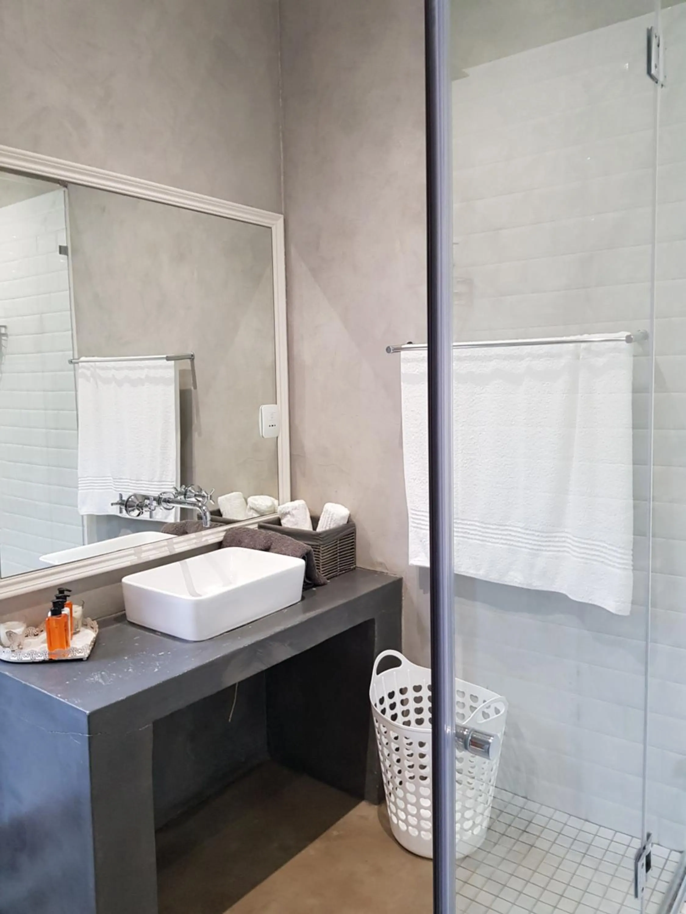 Shower in Two Fat Owls Guesthouse