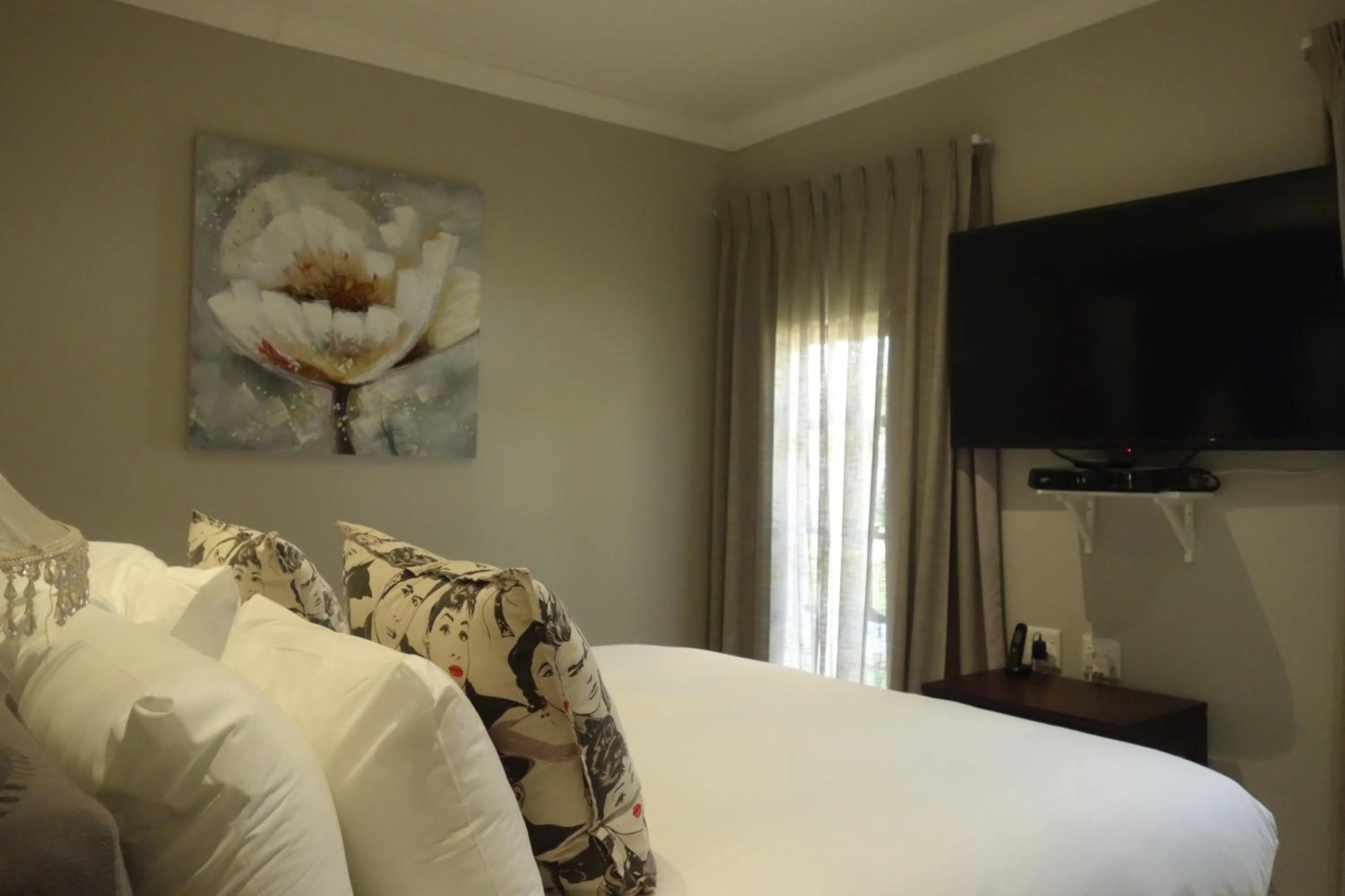 TV and multimedia, Bed in Two Fat Owls Guesthouse