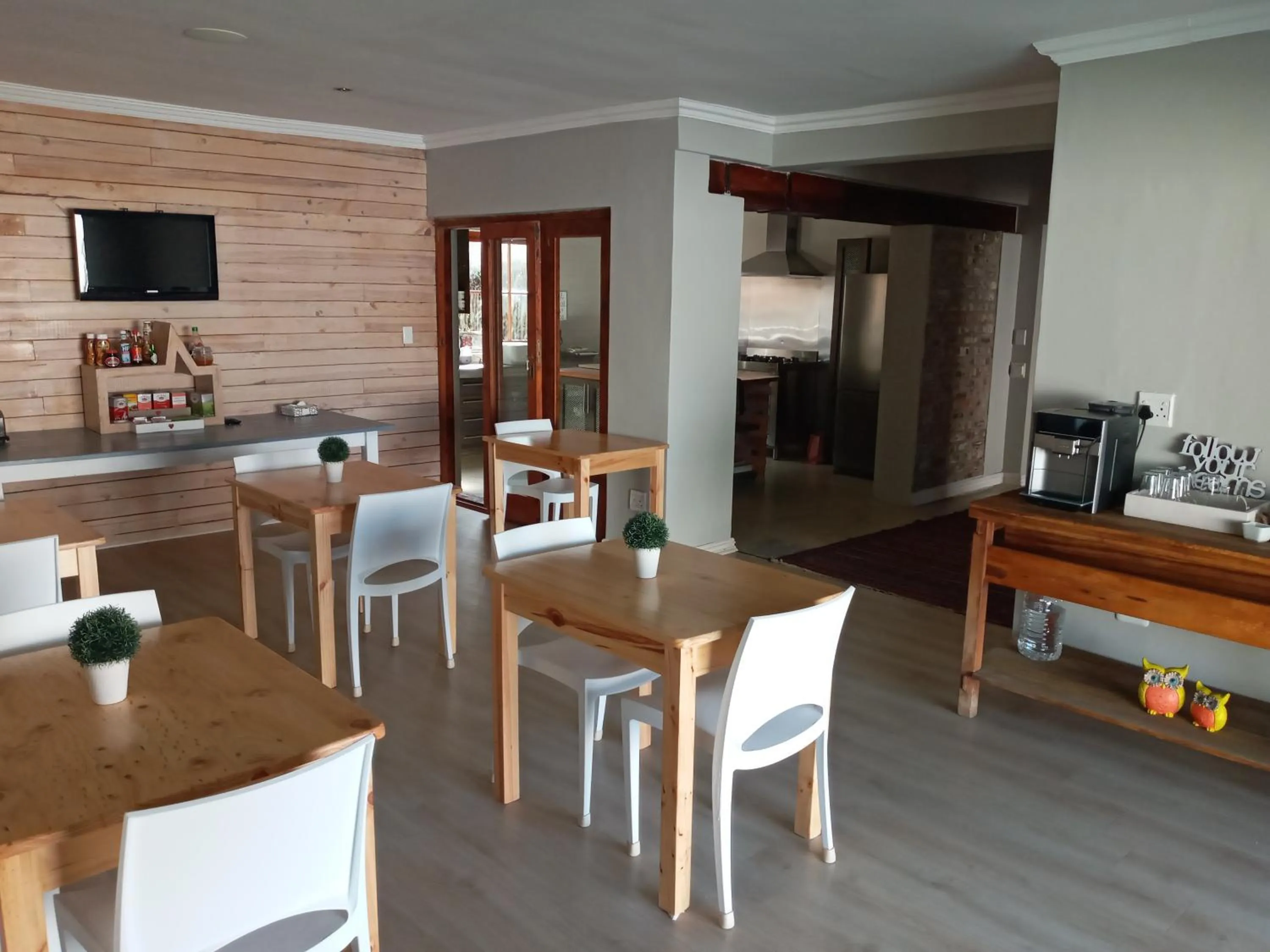 TV and multimedia in Two Fat Owls Guesthouse