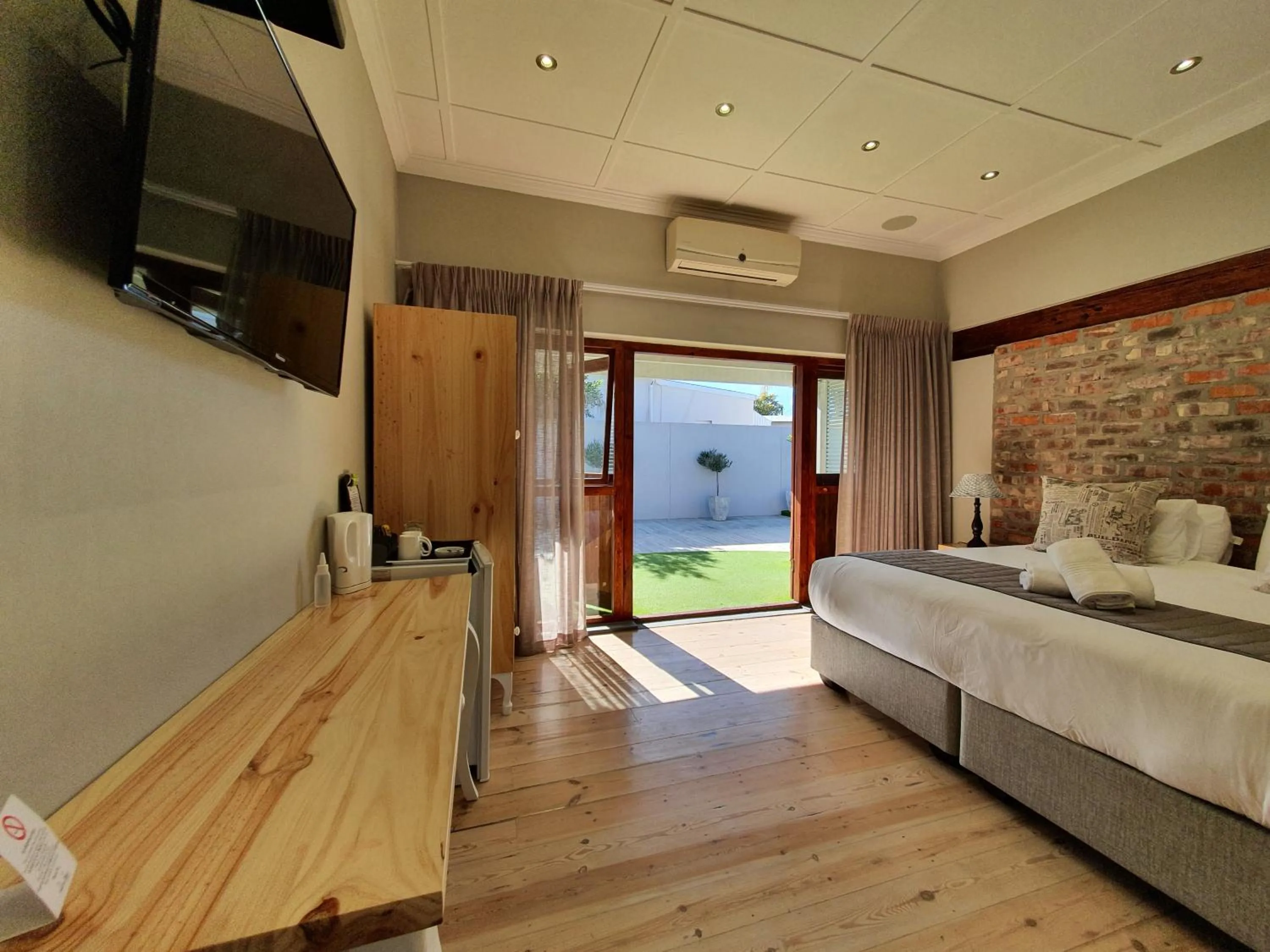 Coffee/tea facilities, Bed in Two Fat Owls Guesthouse