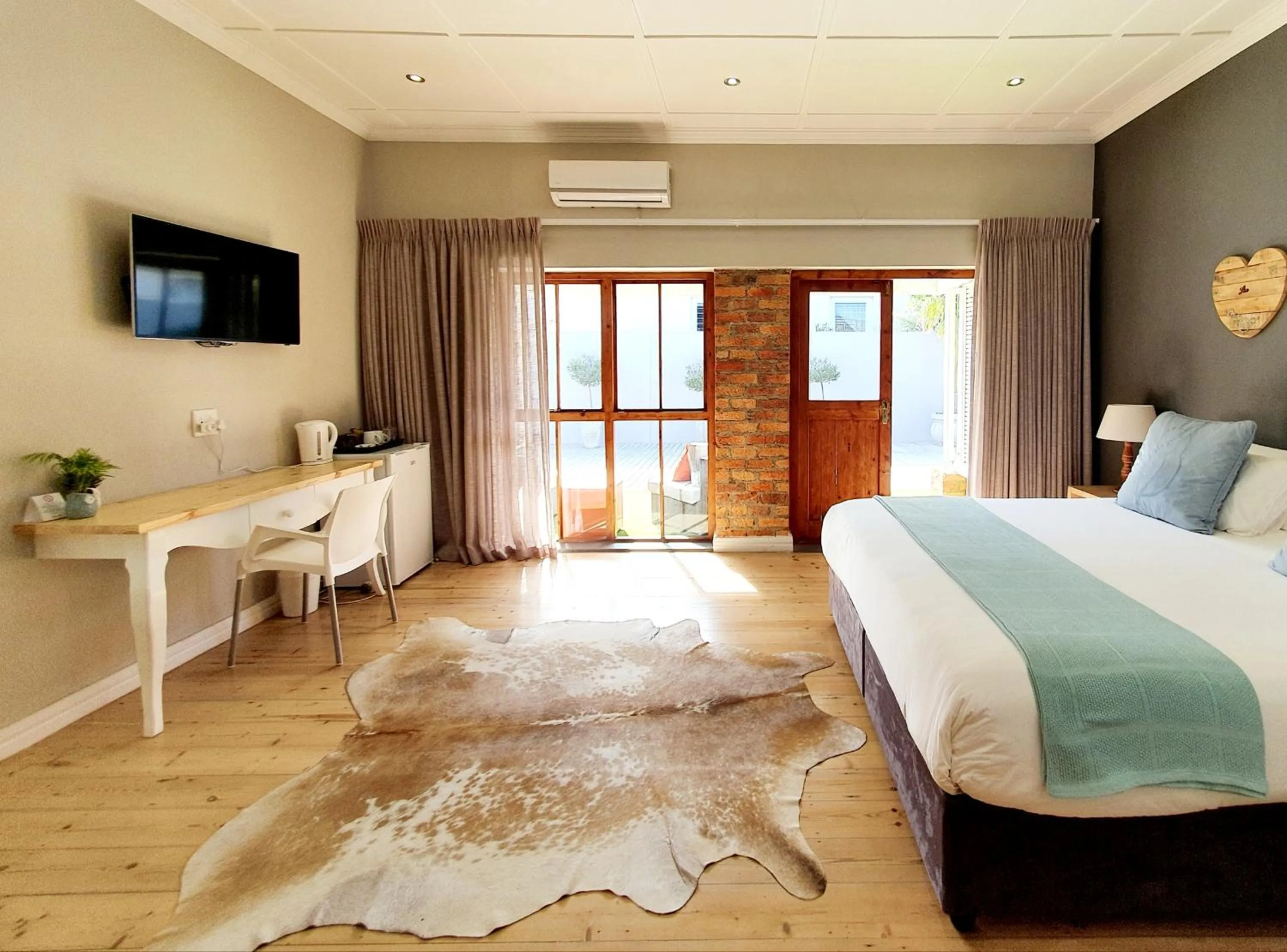 Photo of the whole room, Bed in Two Fat Owls Guesthouse