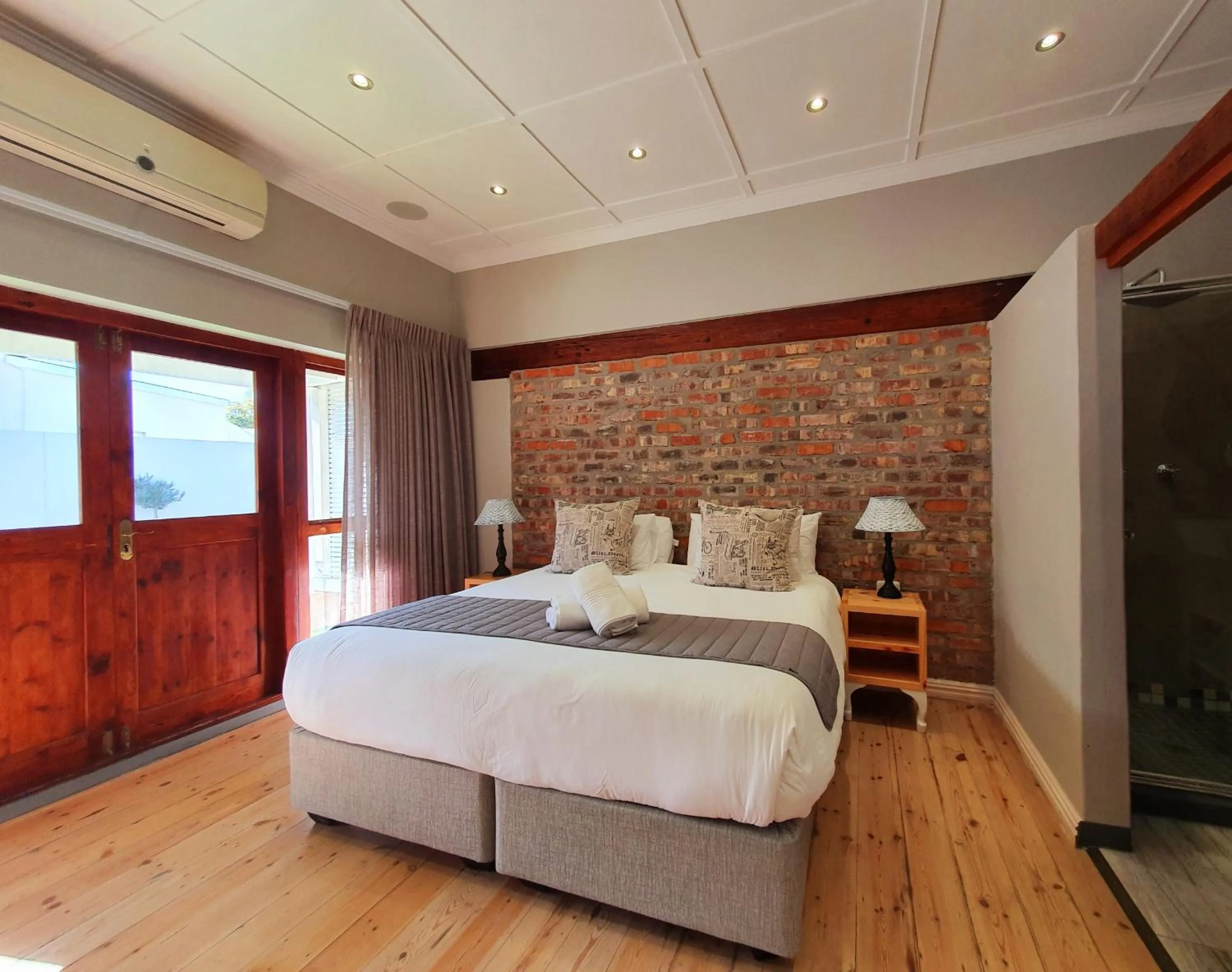 Photo of the whole room, Bed in Two Fat Owls Guesthouse