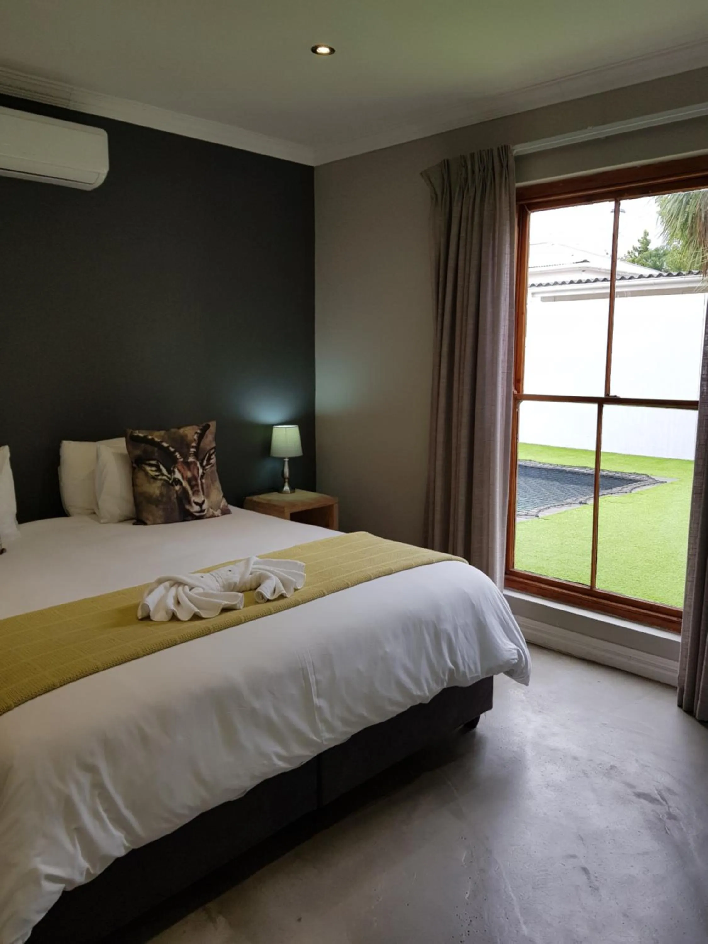 View (from property/room), Bed in Two Fat Owls Guesthouse