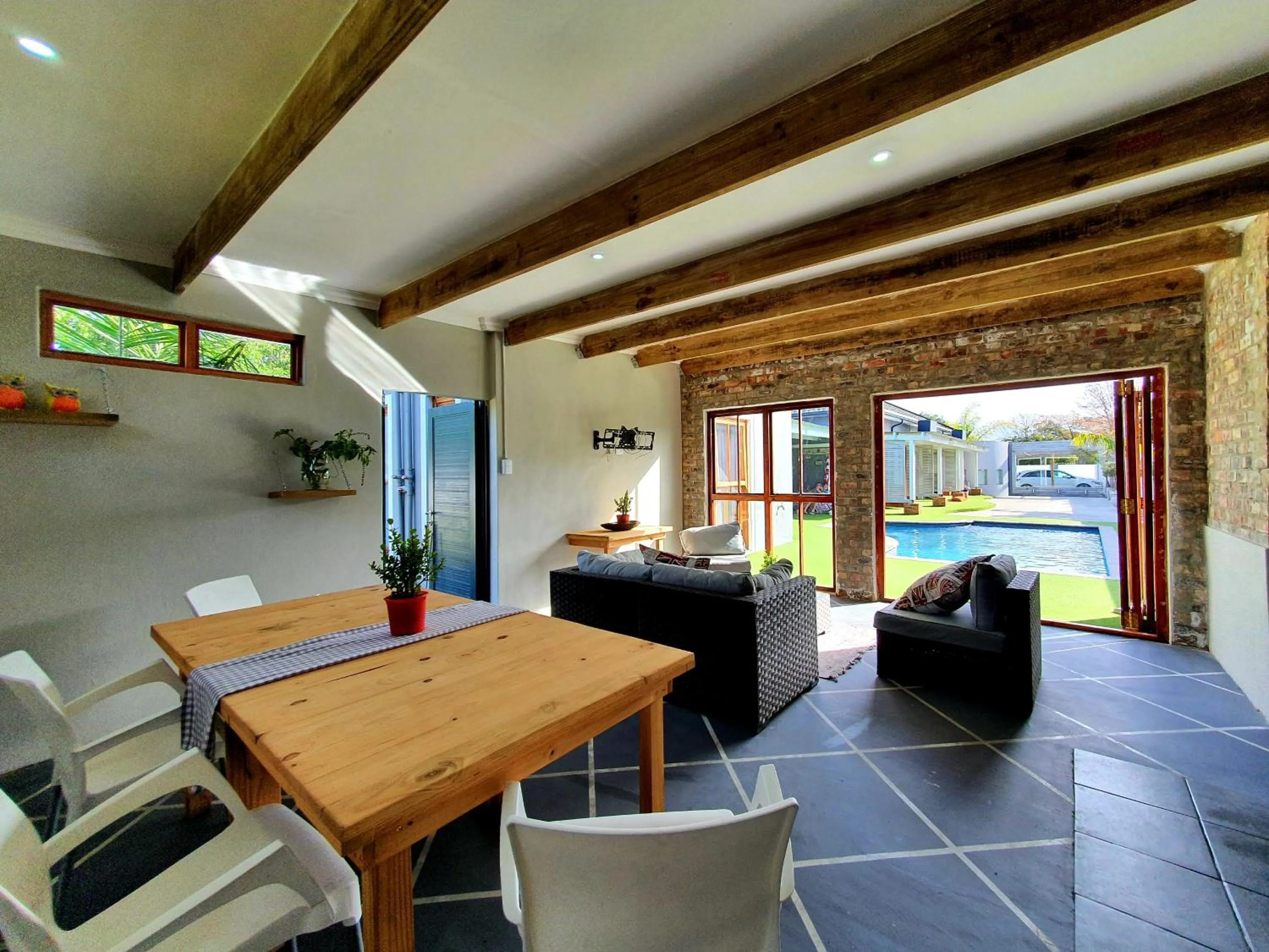 Communal lounge/ TV room in Two Fat Owls Guesthouse