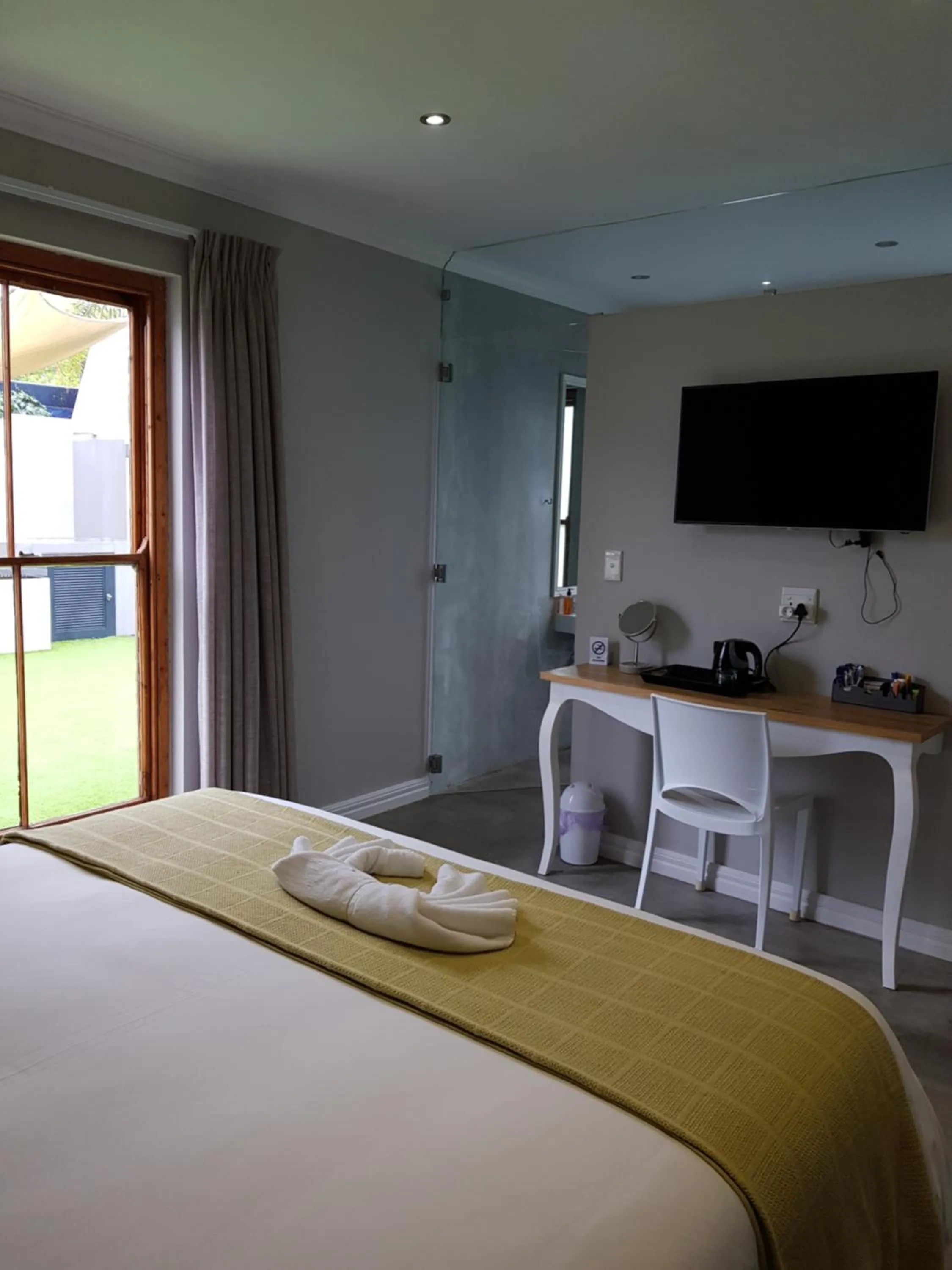 View (from property/room), Bed in Two Fat Owls Guesthouse