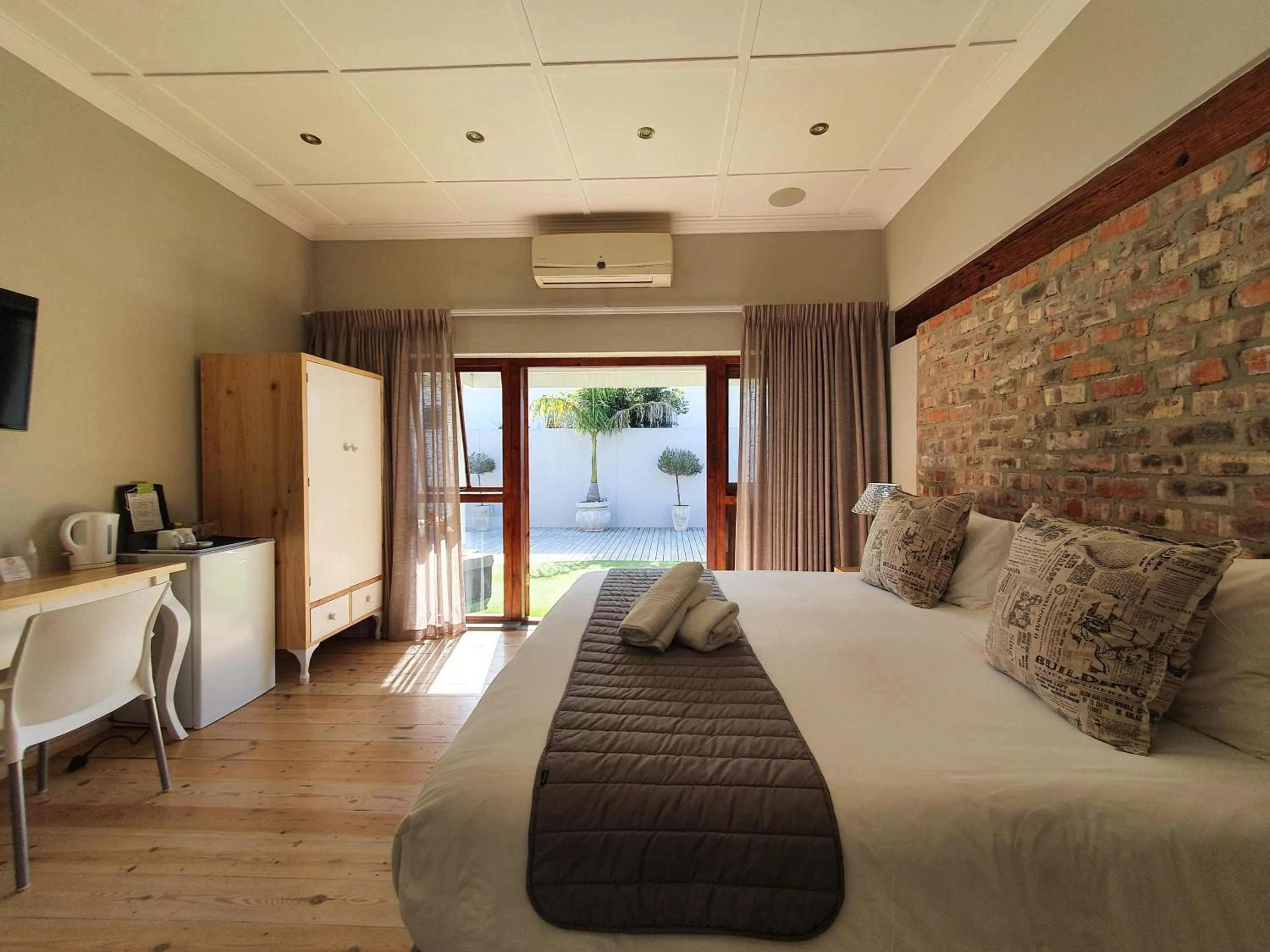 Patio, Bed in Two Fat Owls Guesthouse