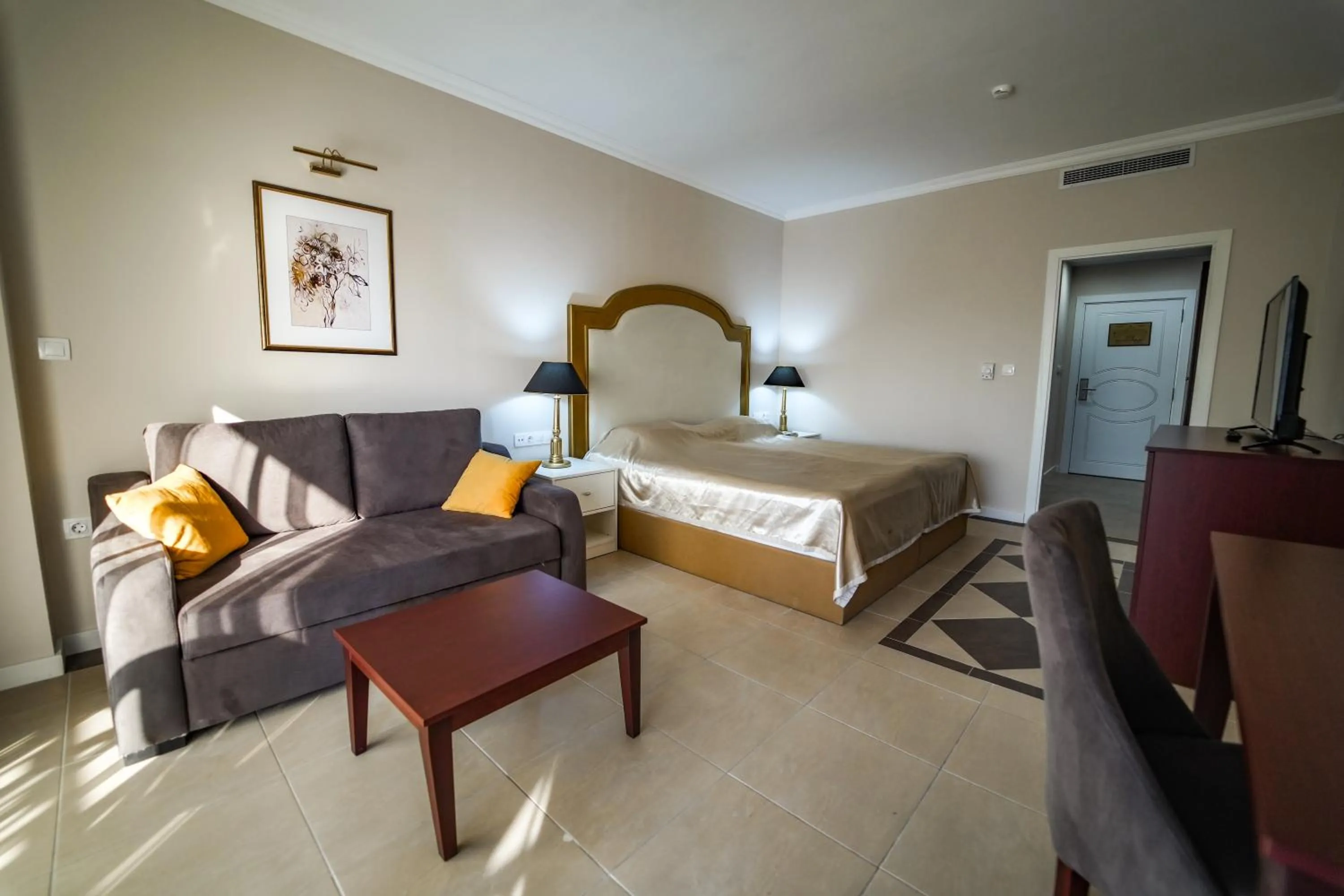 Photo of the whole room, Bed in Imperial Palace Hotel