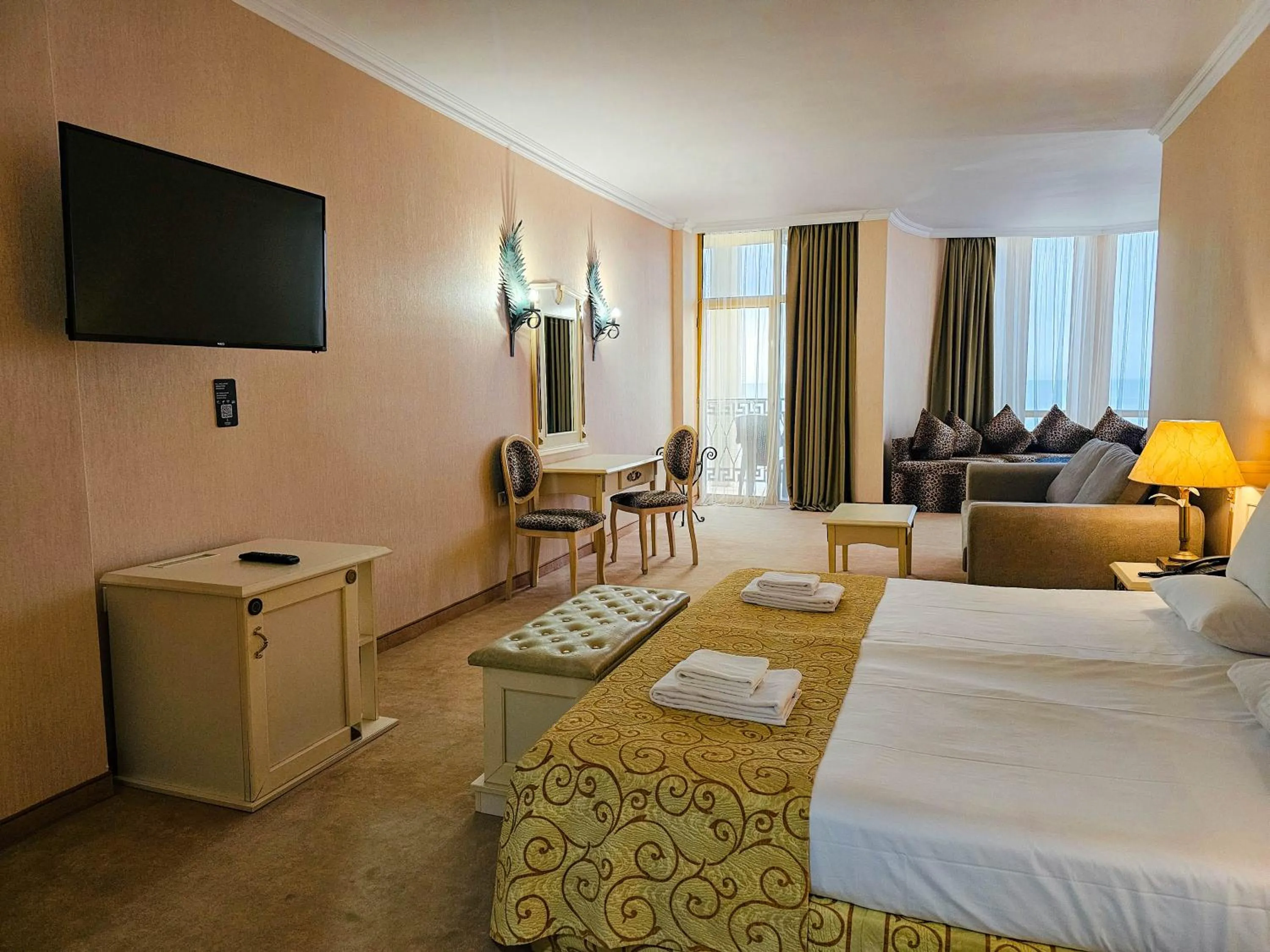 Photo of the whole room, Bed in Imperial Palace Hotel