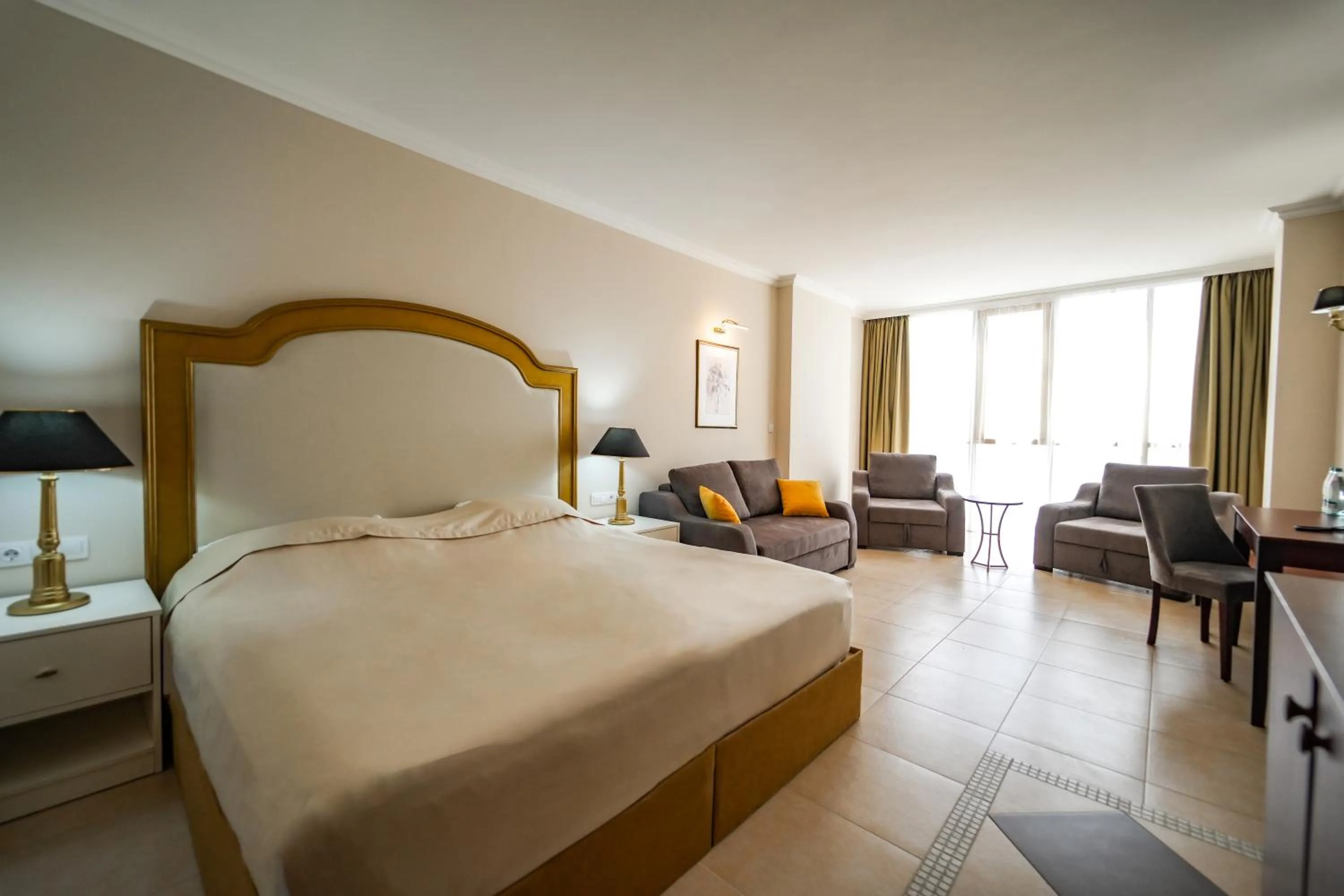 Photo of the whole room, Bed in Imperial Palace Hotel