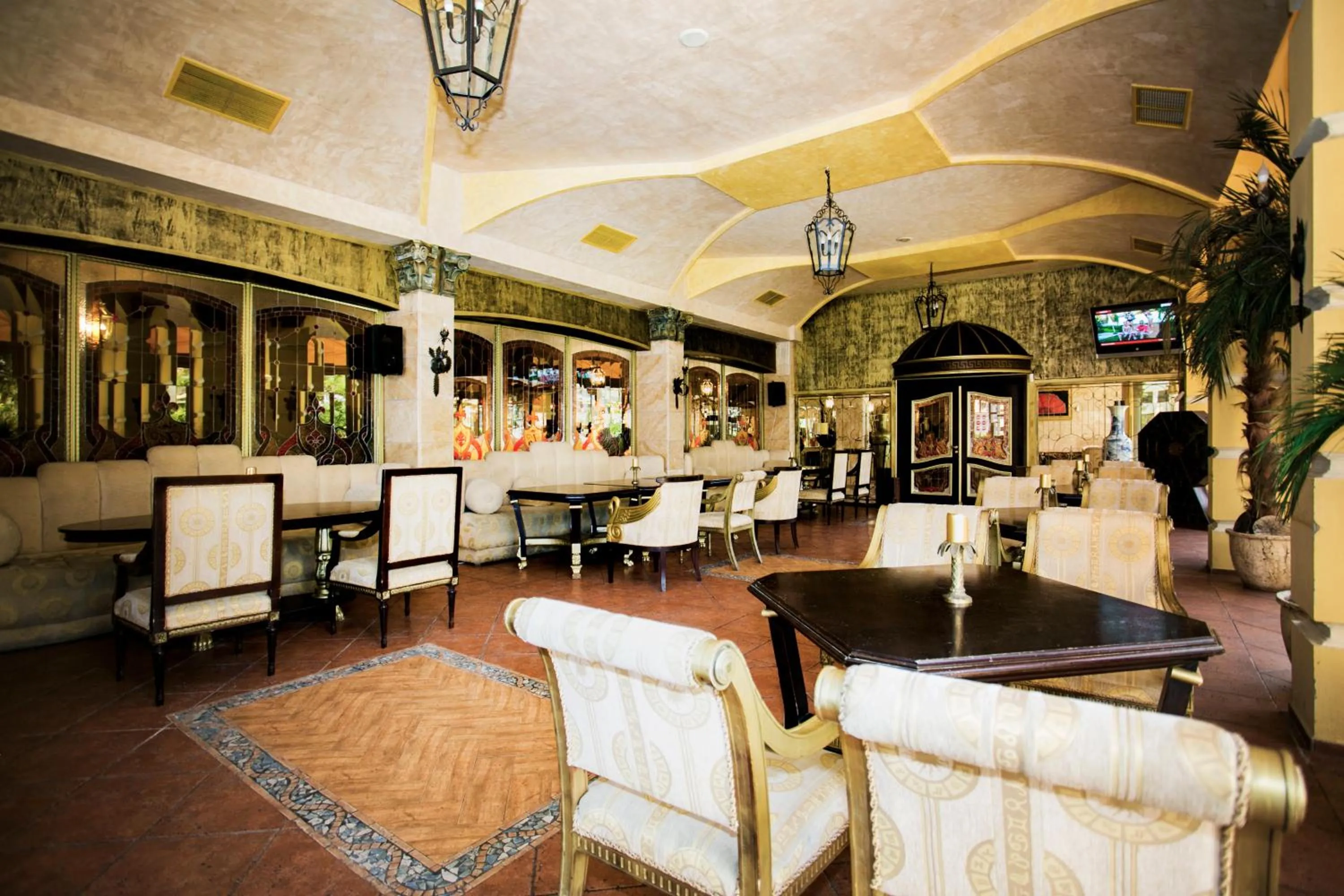 Nightclub / DJ in Imperial Palace Hotel