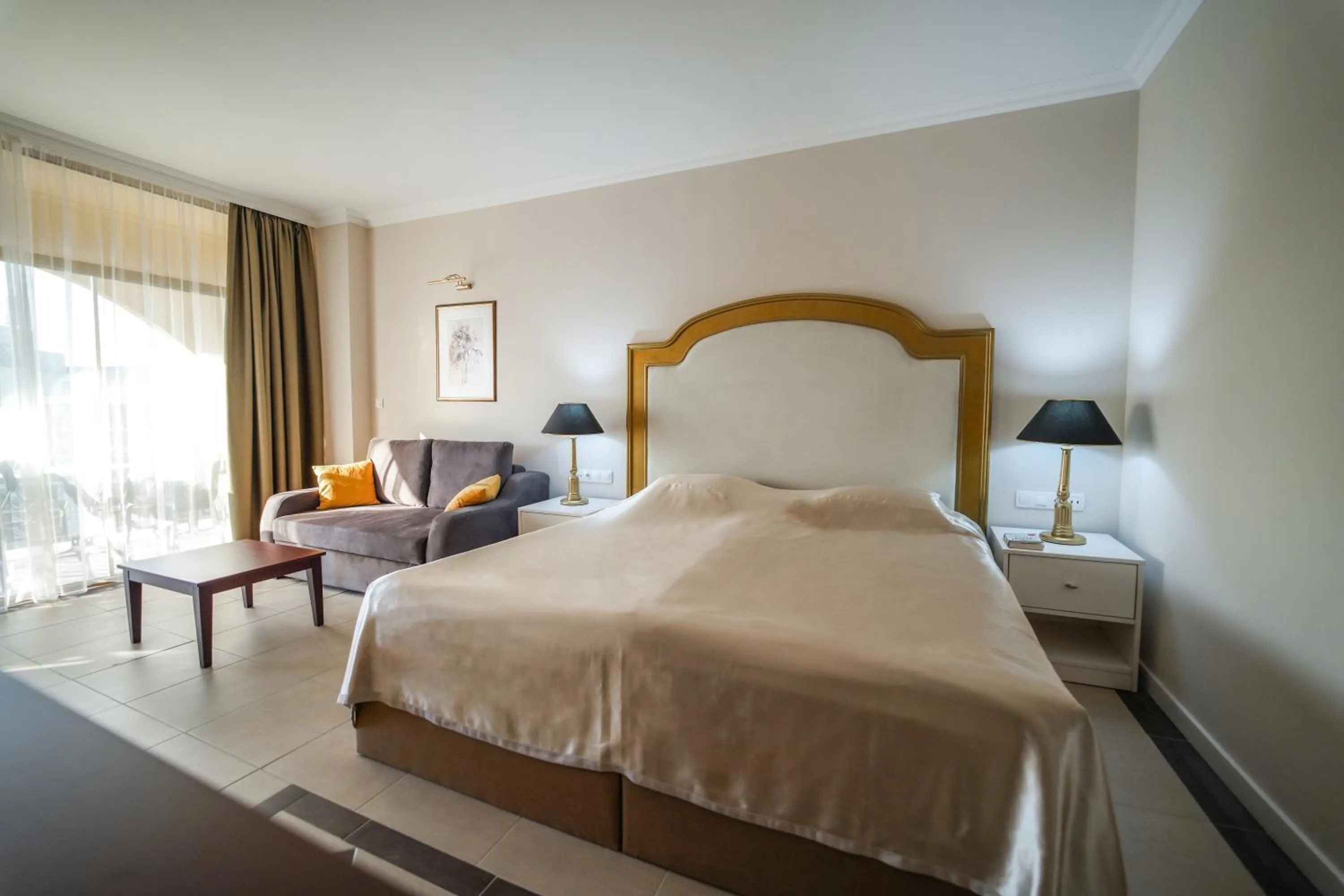 Photo of the whole room, Bed in Imperial Palace Hotel