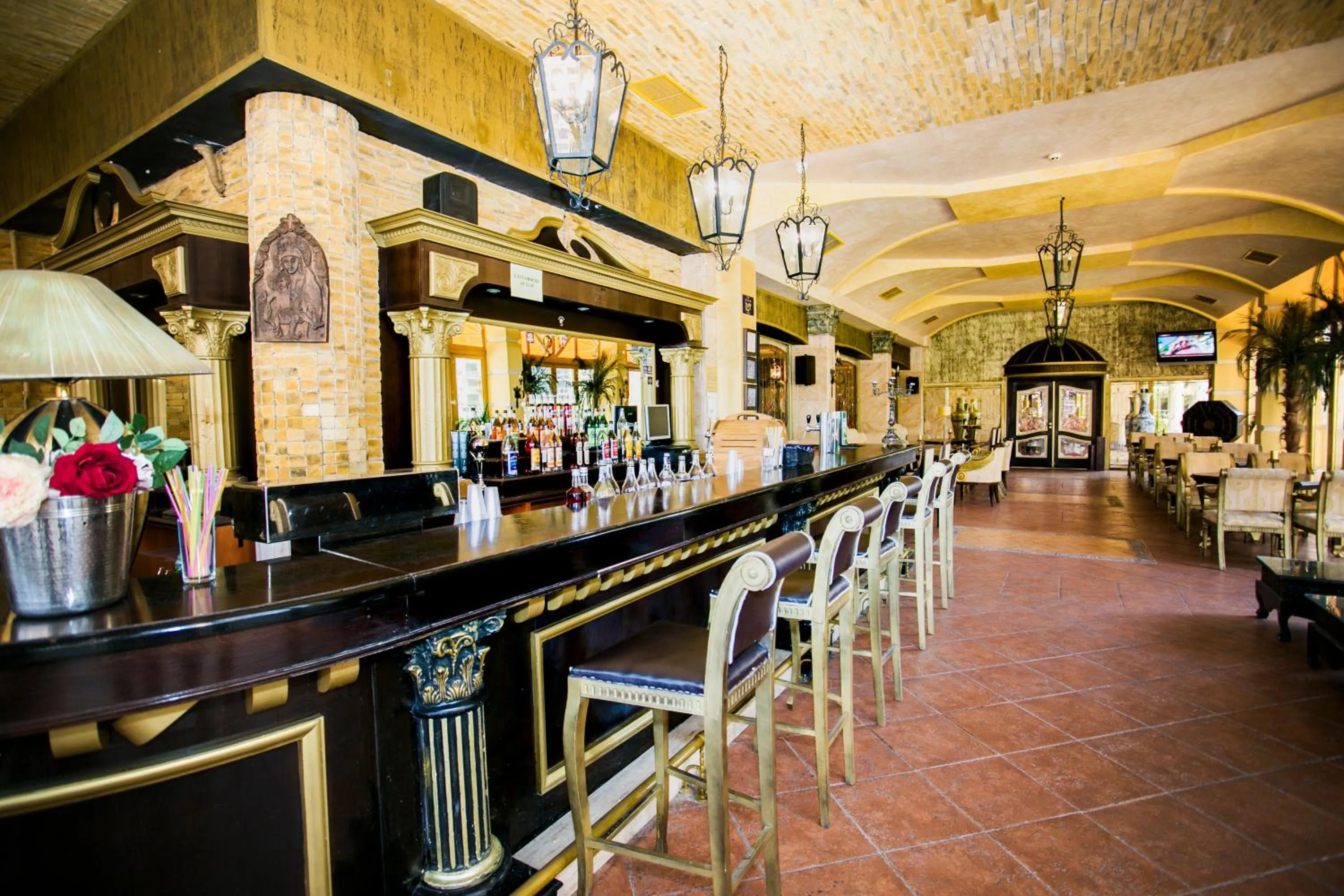 Nightclub / DJ in Imperial Palace Hotel