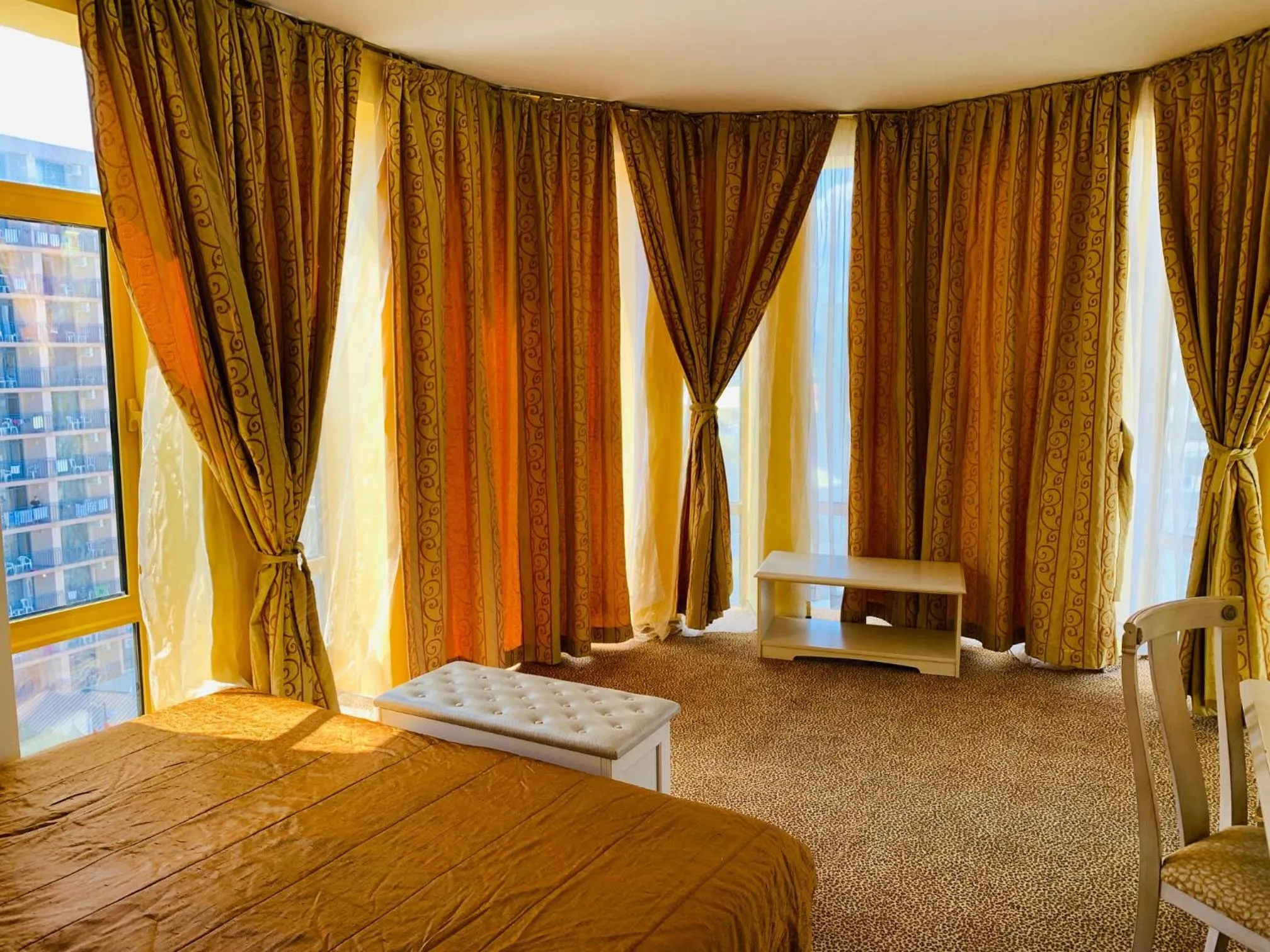 Communal lounge/ TV room, Bed in Imperial Palace Hotel