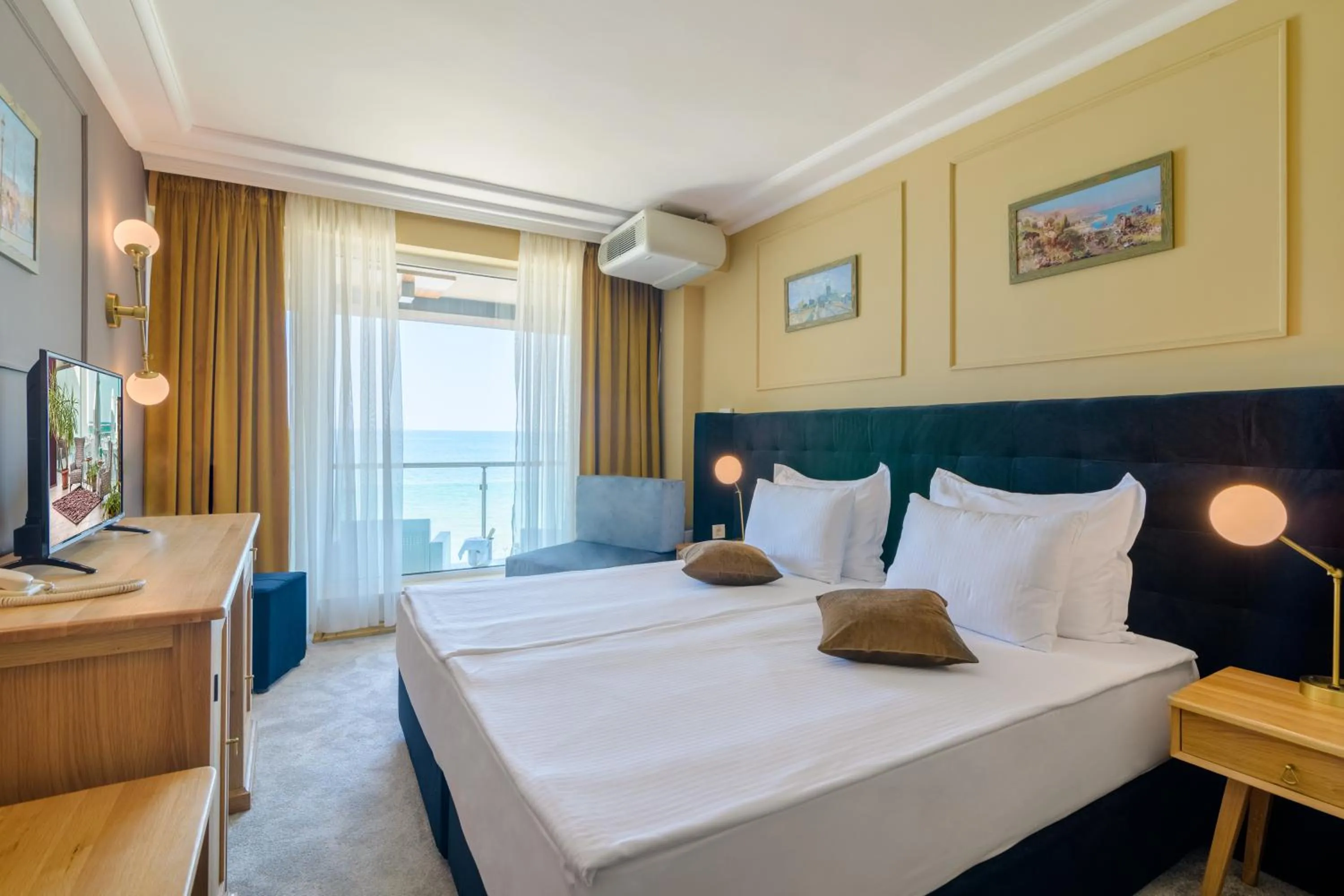 Area and facilities, Bed in Marina Hotel, Sunny Day