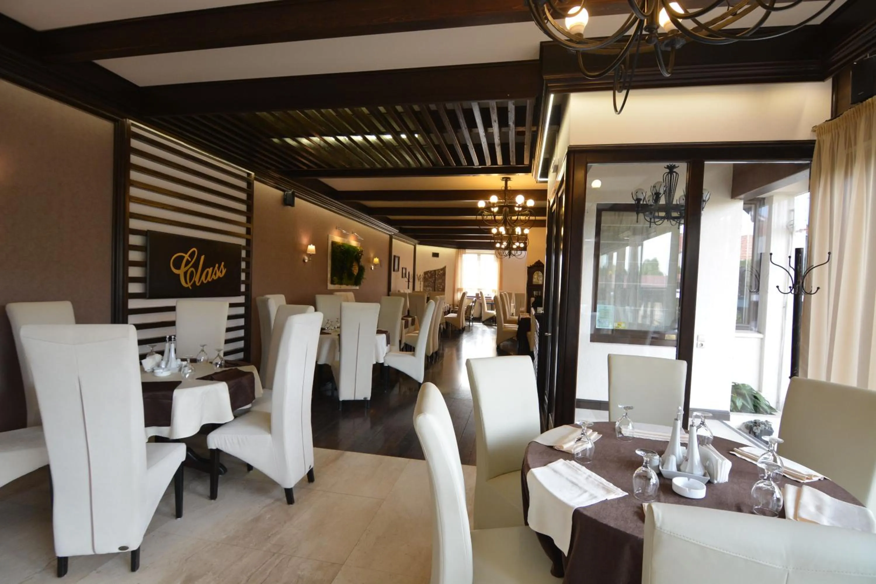 Restaurant/places to eat in Hotel Vila Class