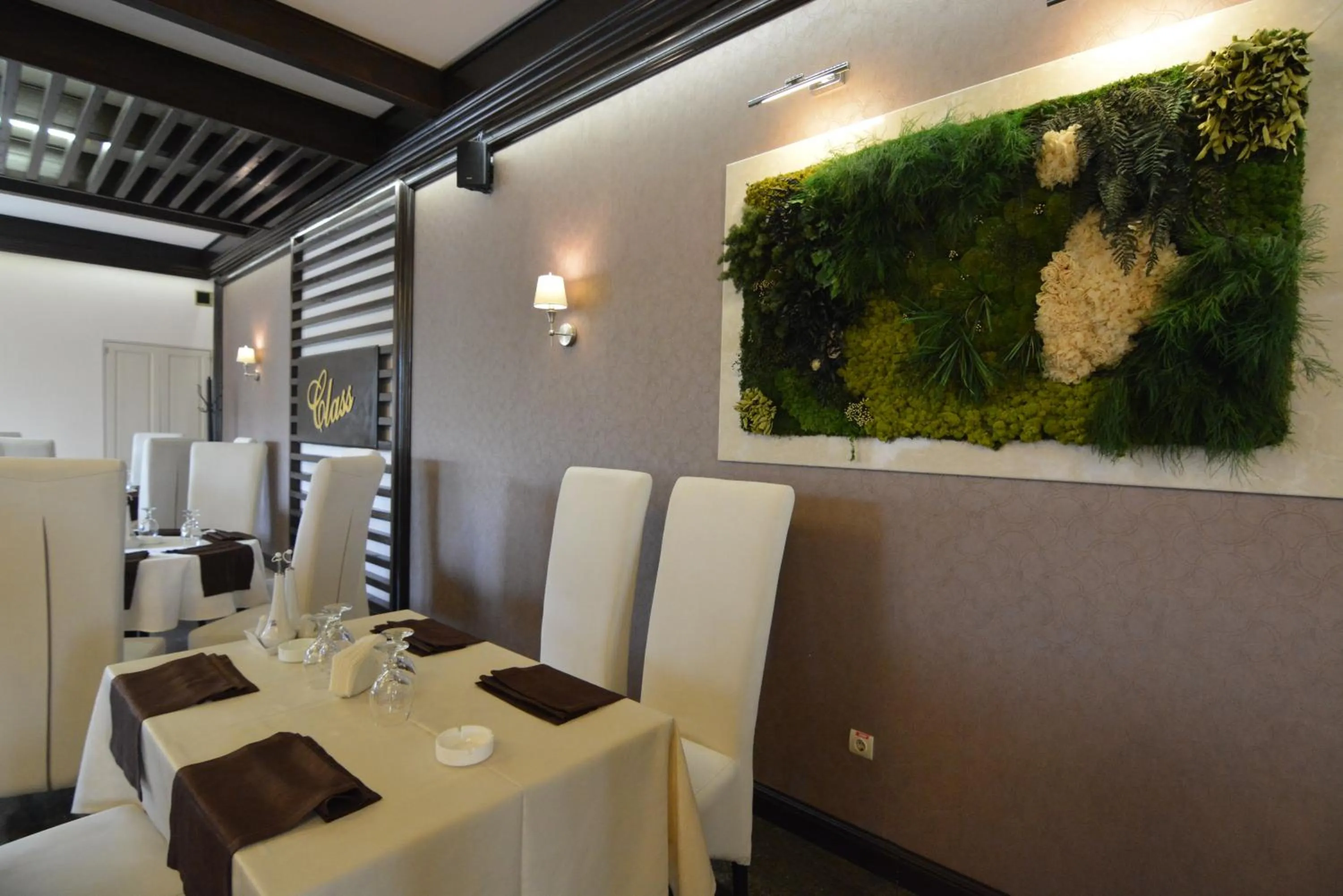 Restaurant/places to eat in Hotel Vila Class