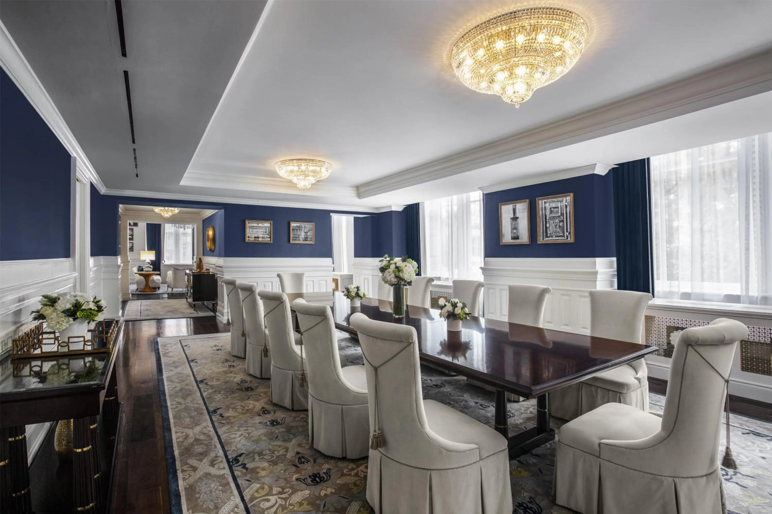 Living room in Waldorf Astoria Washington DC