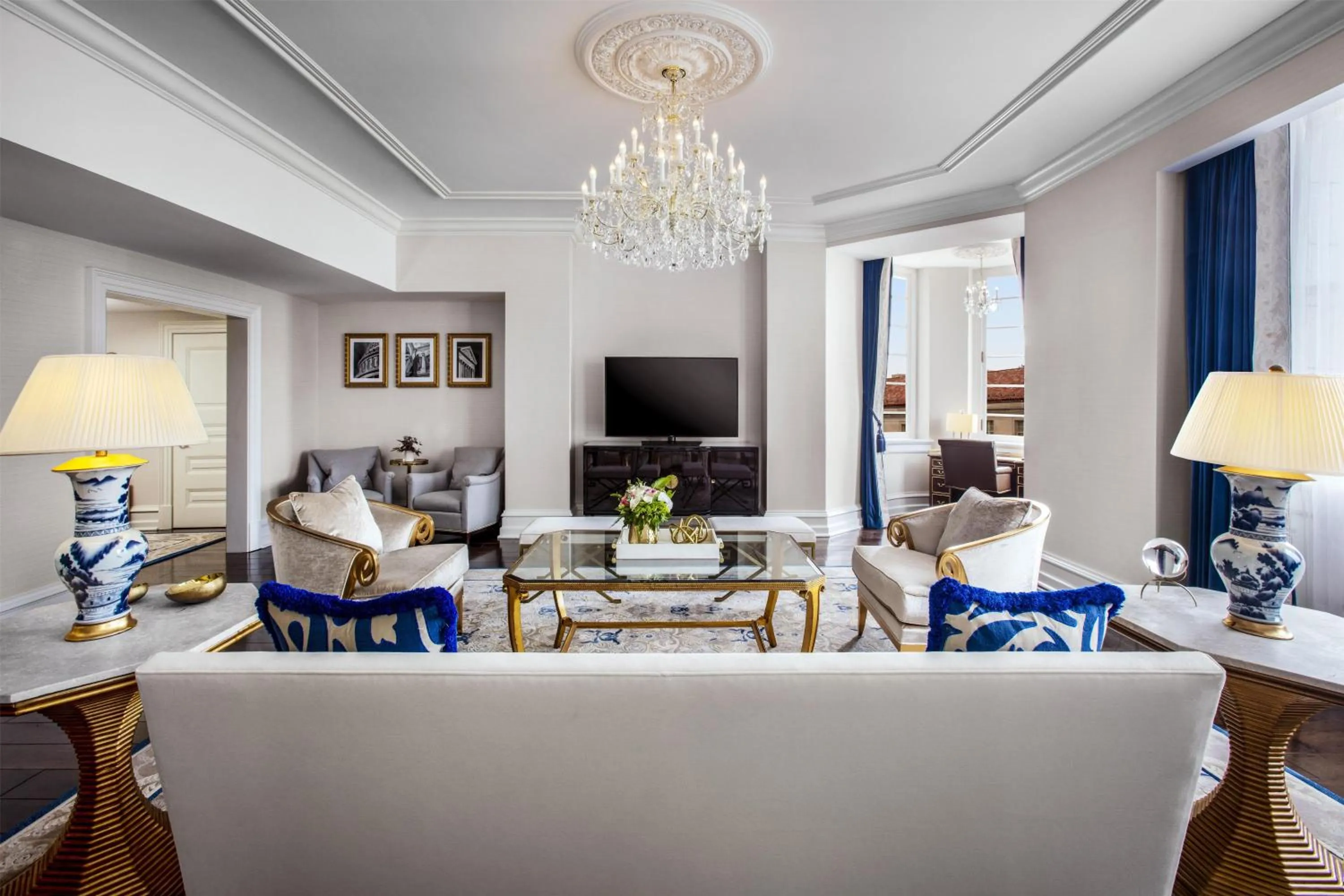 Living room in Waldorf Astoria Washington DC