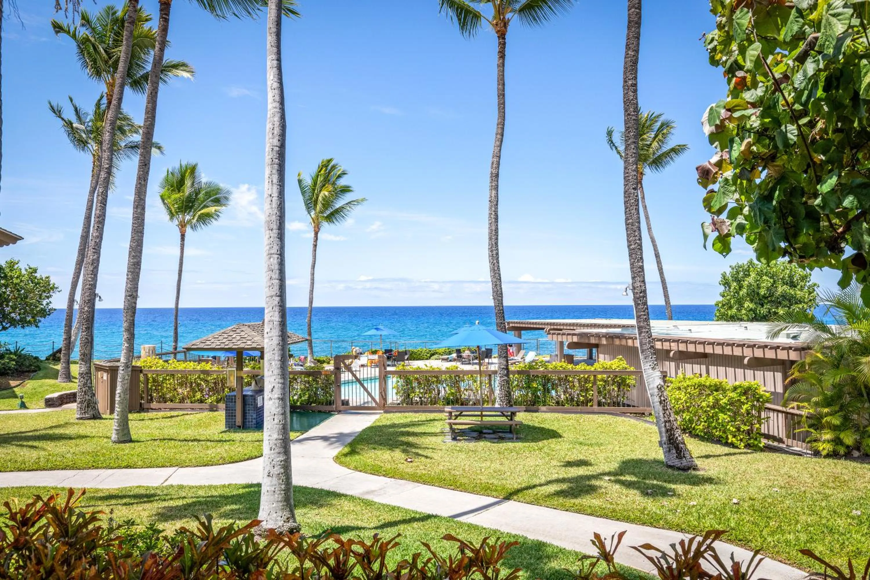 Swimming pool in Kanaloa at Kona by OUTRIGGER