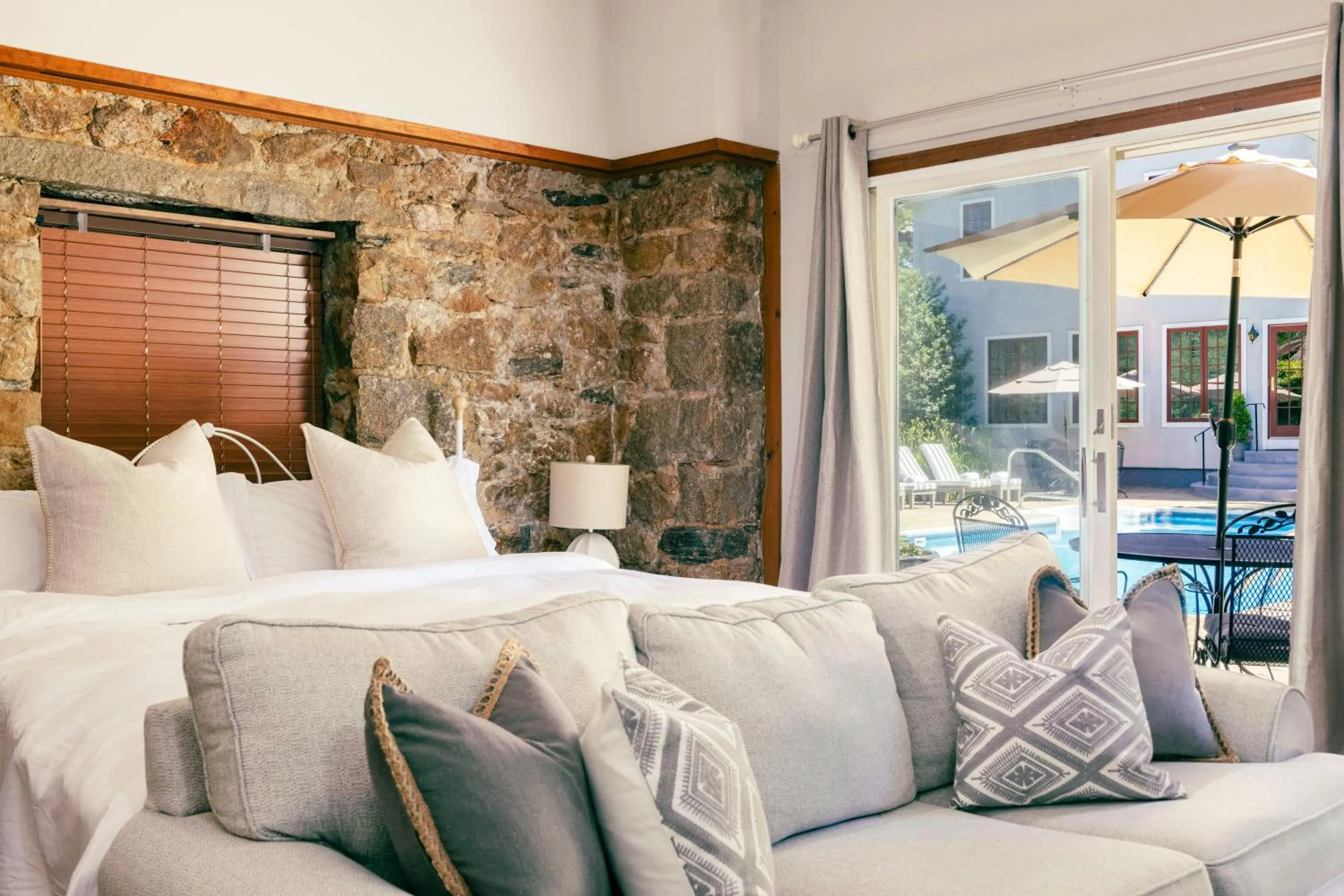 Seating area, Bed in The Villa Bed and Breakfast