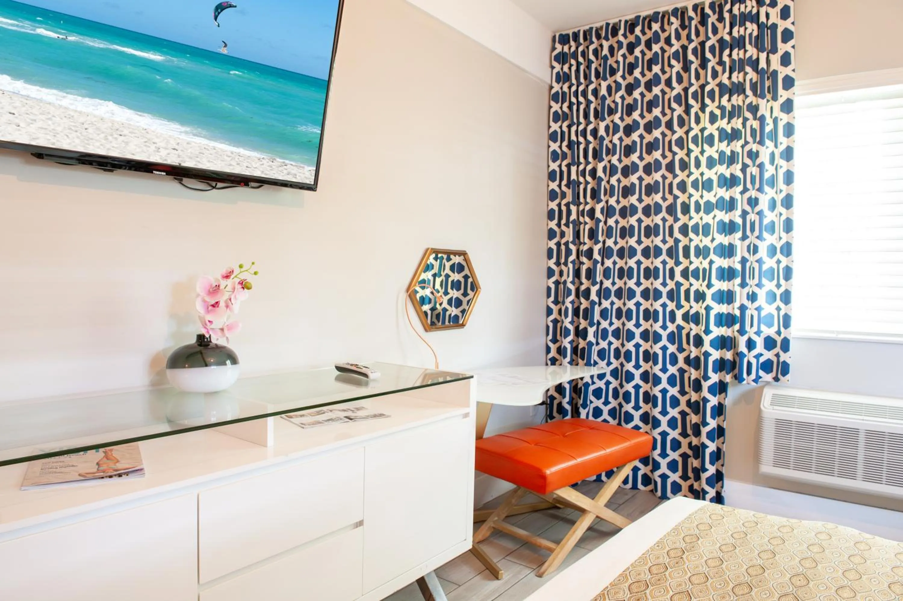 TV and multimedia in Oceanside Hotel and Suites