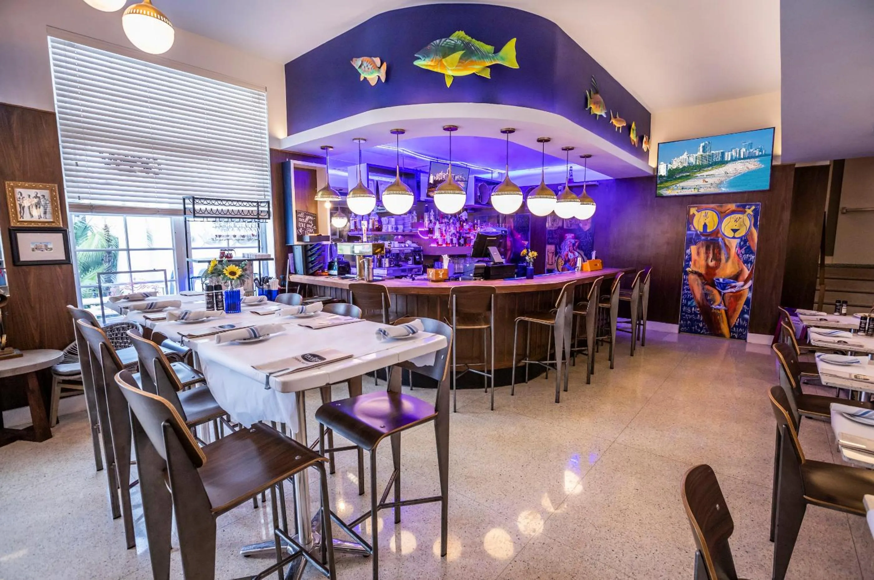 Lounge or bar in Oceanside Hotel and Suites