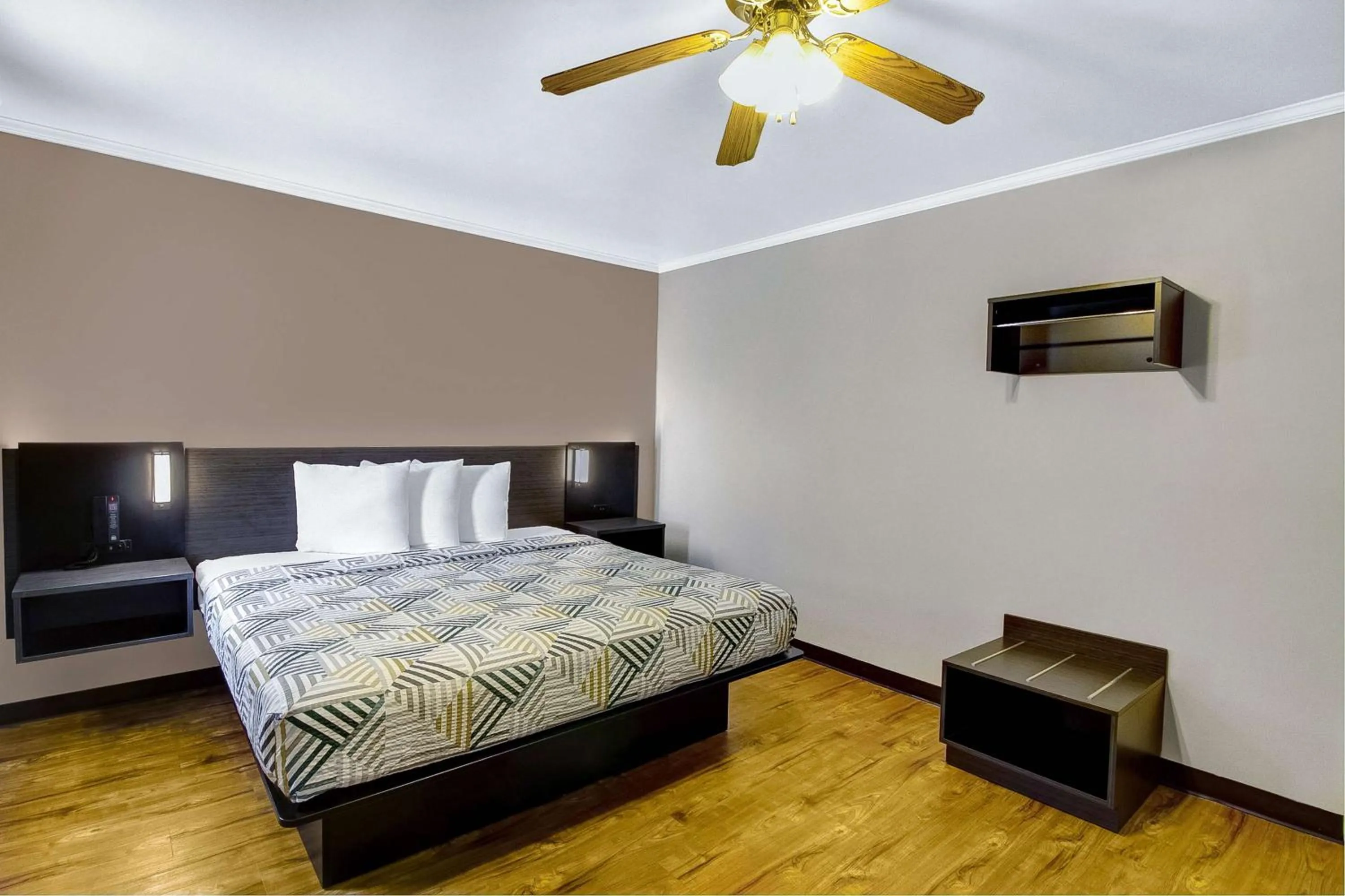 Photo of the whole room, Bed in Motel 6-Front Royal, VA